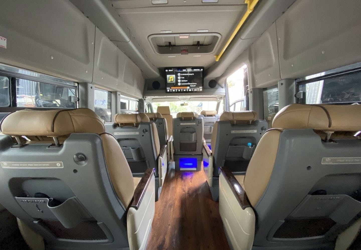 Gaz 17 Chỗ - http://marketing.udtrucks.com.vn/file/gaz/gaz-17-cho/photo/17_cho_limousine_001low.jpg