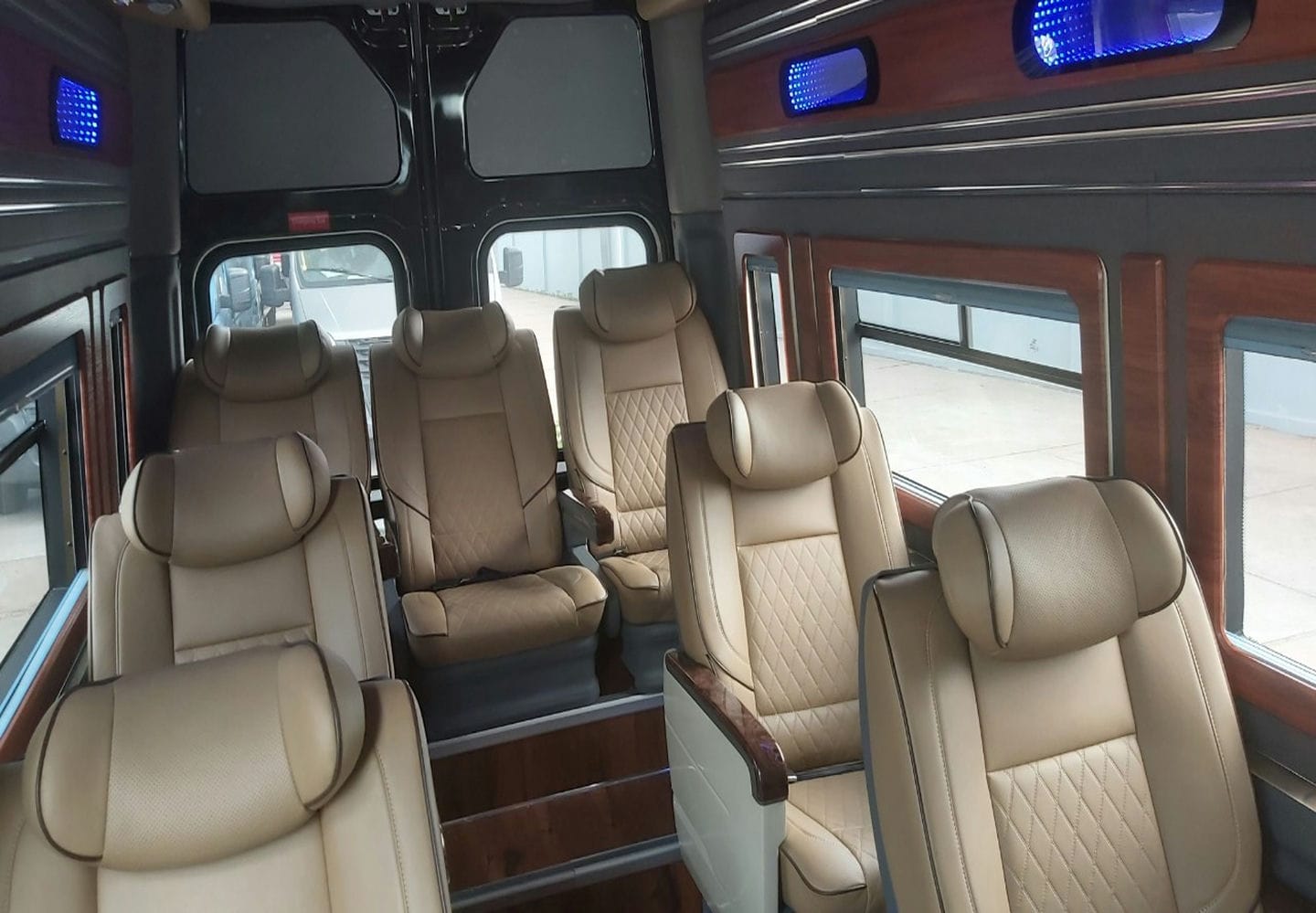 Gaz 17 Chỗ - http://marketing.udtrucks.com.vn/file/gaz/gaz-17-cho/photo/LIMOUSINE02low.jpg