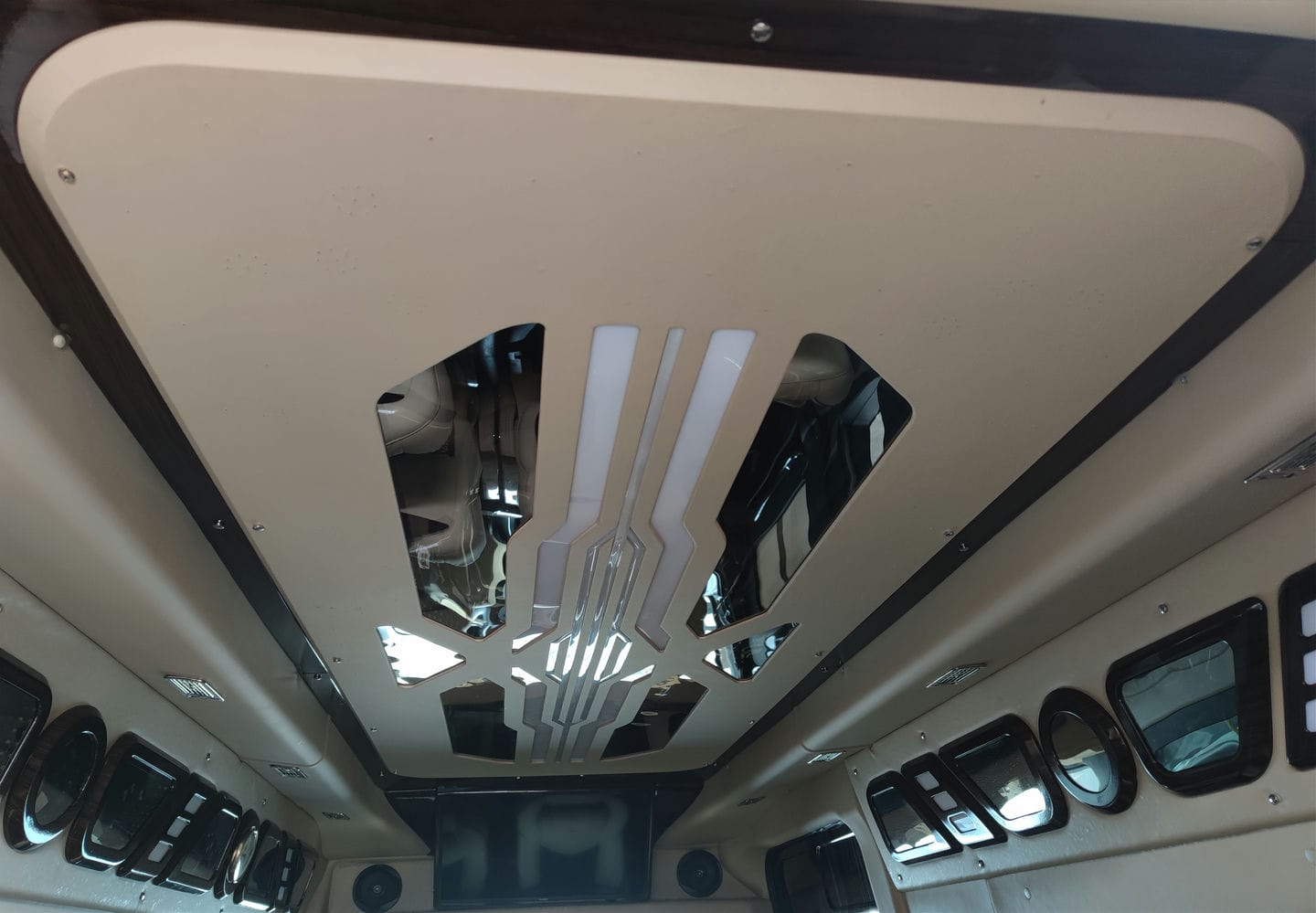 GAZ SKYBUS - http://marketing.udtrucks.com.vn/file/gaz/gaz-sky-bus/photo/IMG_20220730_150237low.jpg