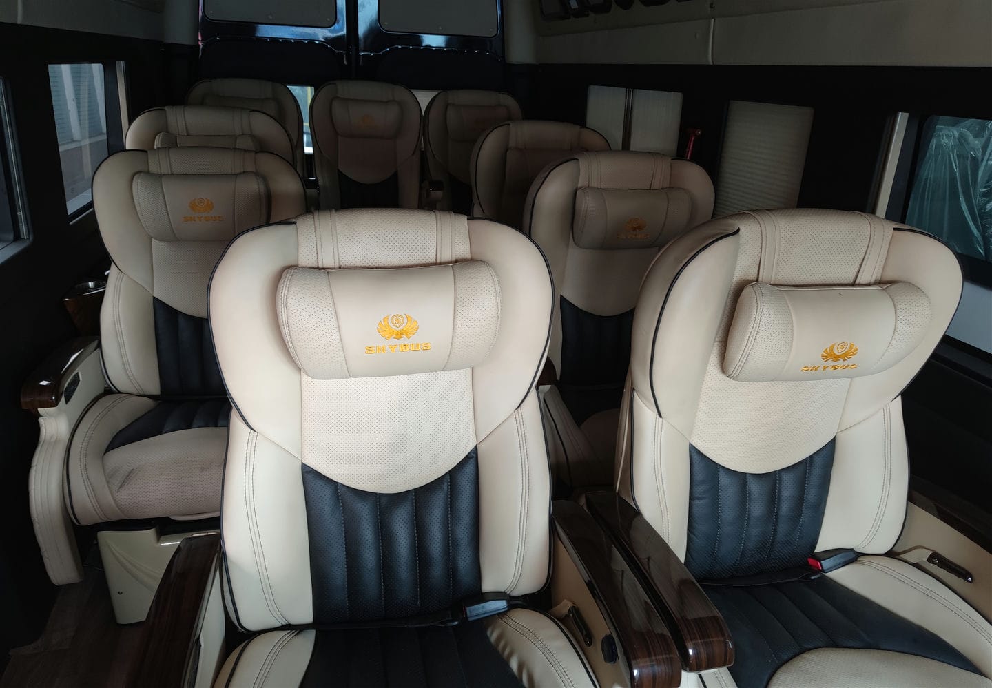 GAZ SKYBUS - http://marketing.udtrucks.com.vn/file/gaz/gaz-sky-bus/photo/IMG_20220730_150436low.jpg