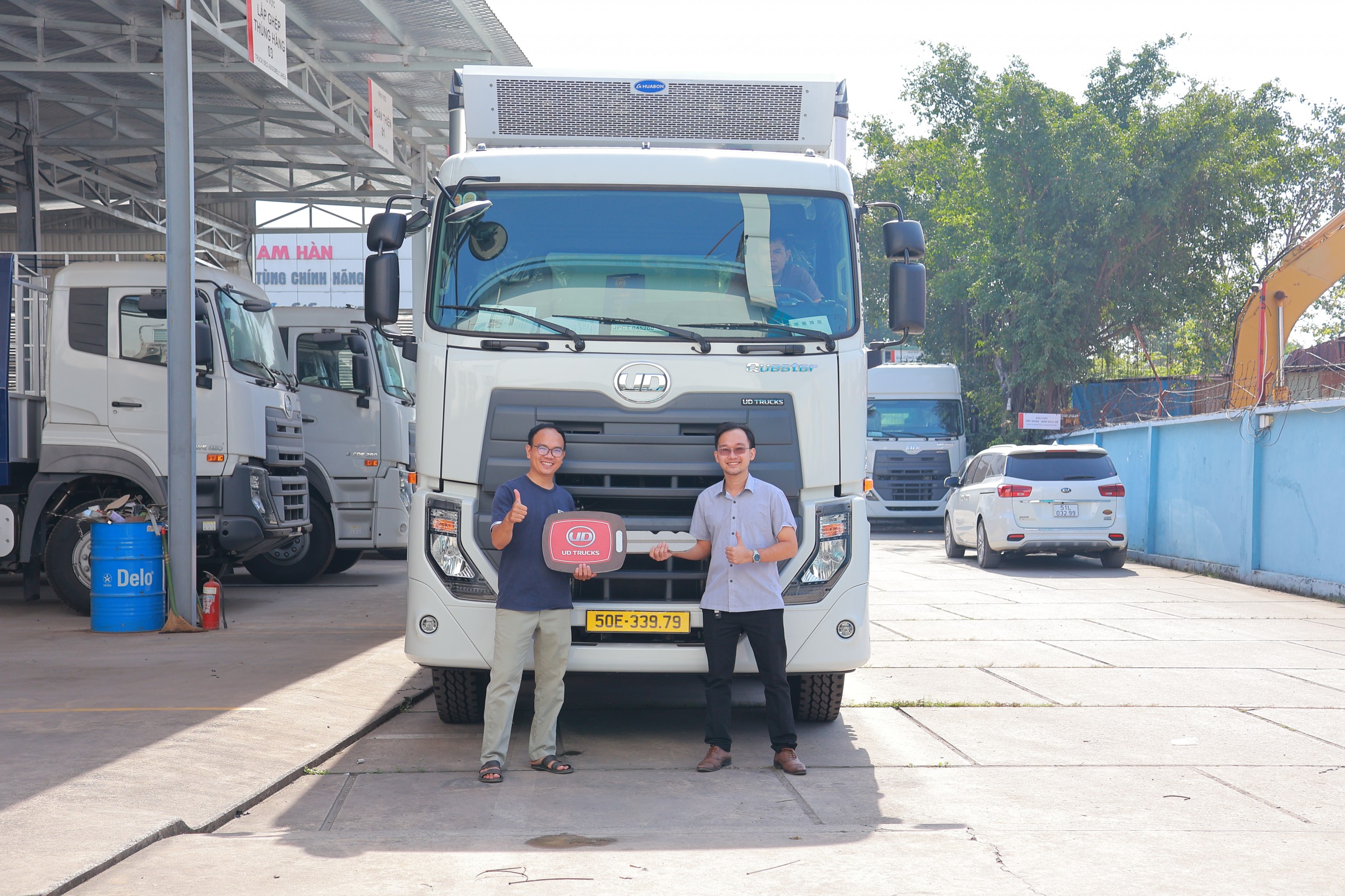 Bàn giao xe đông lạnh CGE 350 Huabon - CÔNG TY TNHH DỊCH VỤ VẬN TẢI ĐÔNG LẠNH CƯỜNG DŨNG