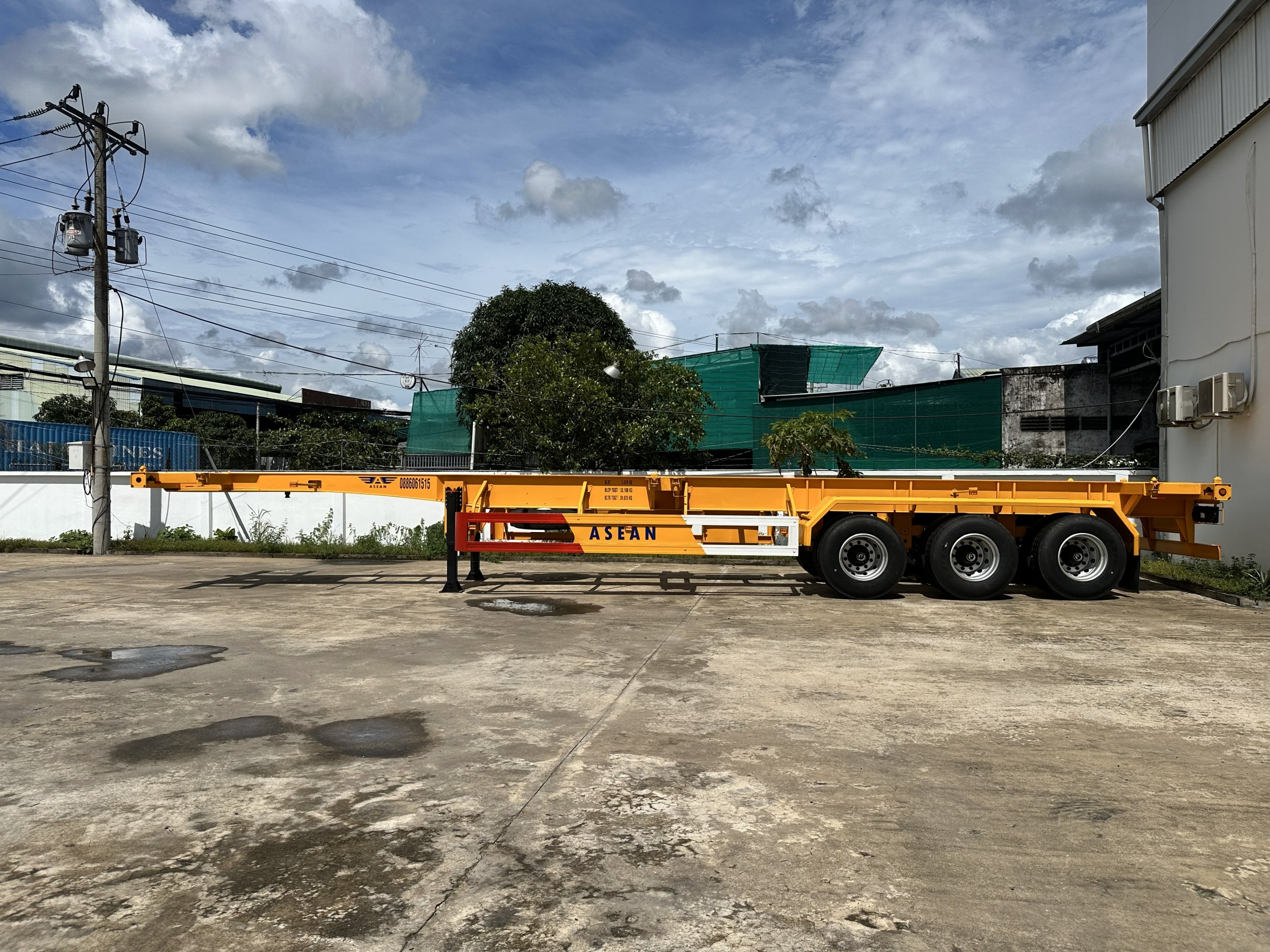 Sơ mi rơ moóc xương 45 feet 3 trục S453-T4 ASEAN - http://marketing.udtrucks.com.vn/file/others/s453-t4-1/photo/img_8283.jpg