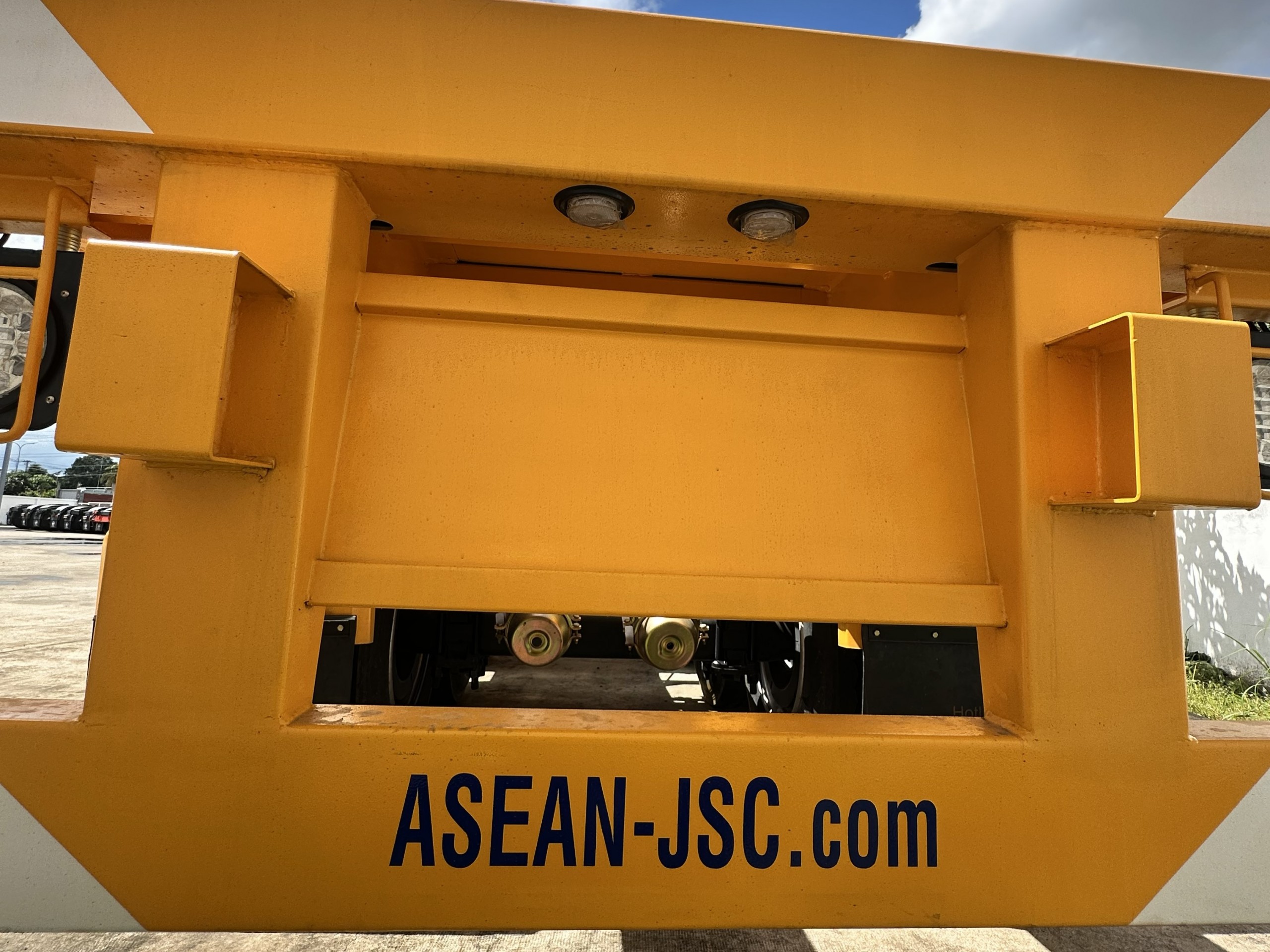 Sơ mi rơ moóc xương 45 feet 3 trục S453-T4 ASEAN - http://marketing.udtrucks.com.vn/file/others/s453-t4-1/photo/img_8297_2.jpg