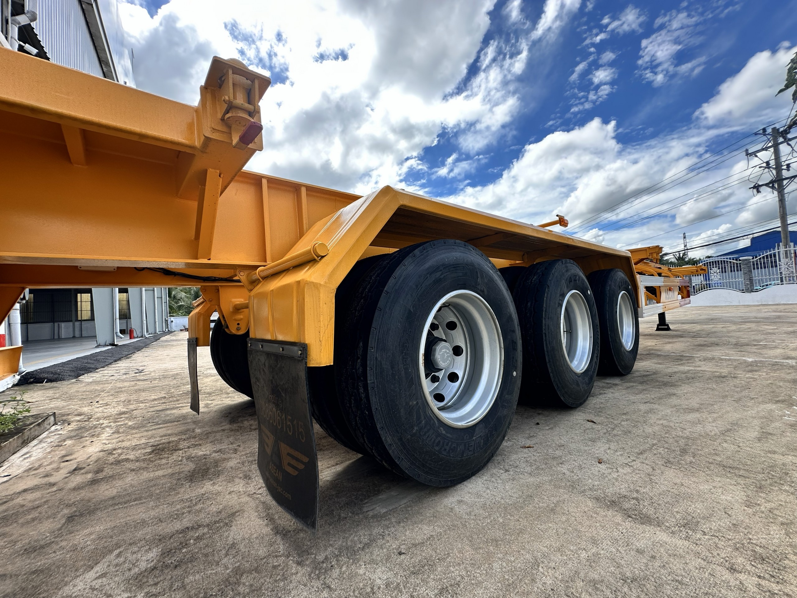 Sơ mi rơ moóc xương 45 feet 3 trục S453-T4 ASEAN - http://marketing.udtrucks.com.vn/file/others/s453-t4-1/photo/img_8303_2.jpg