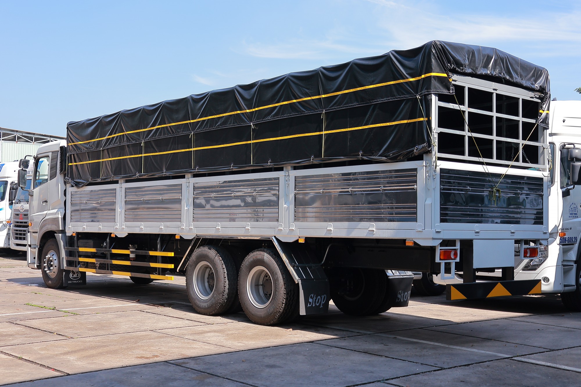 6x2 CDE 280 TMB IN - http://marketing.udtrucks.com.vn/file/udtrucks/CDE-280/TMB-Inox/photo/IMG_0926.jpg