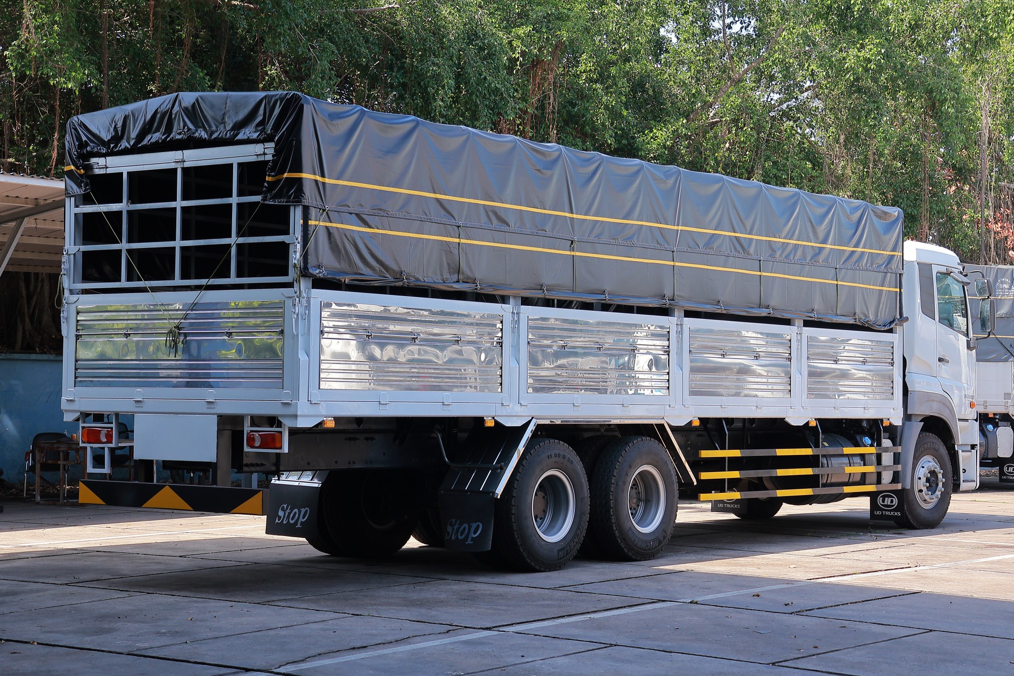 6x2 CDE 280 TMB IN - http://marketing.udtrucks.com.vn/file/udtrucks/CDE-280/TMB-Inox/photo/IMG_0943.jpg