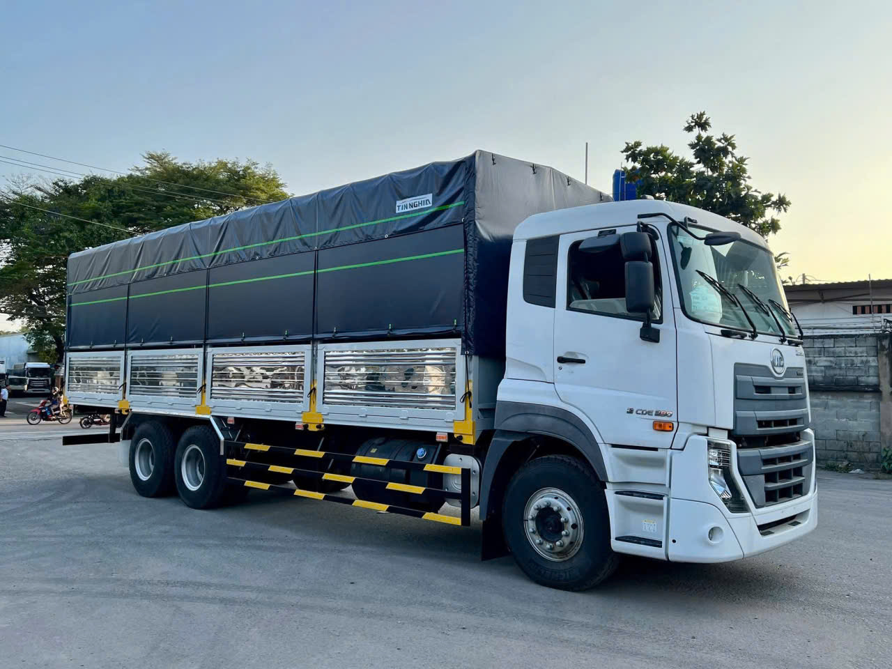 6x2 CDE 280 TMB TN - http://marketing.udtrucks.com.vn/file/udtrucks/CDE-280/TMB-TN/photo/cde_280_tmb_tin_nghia_2.jpg