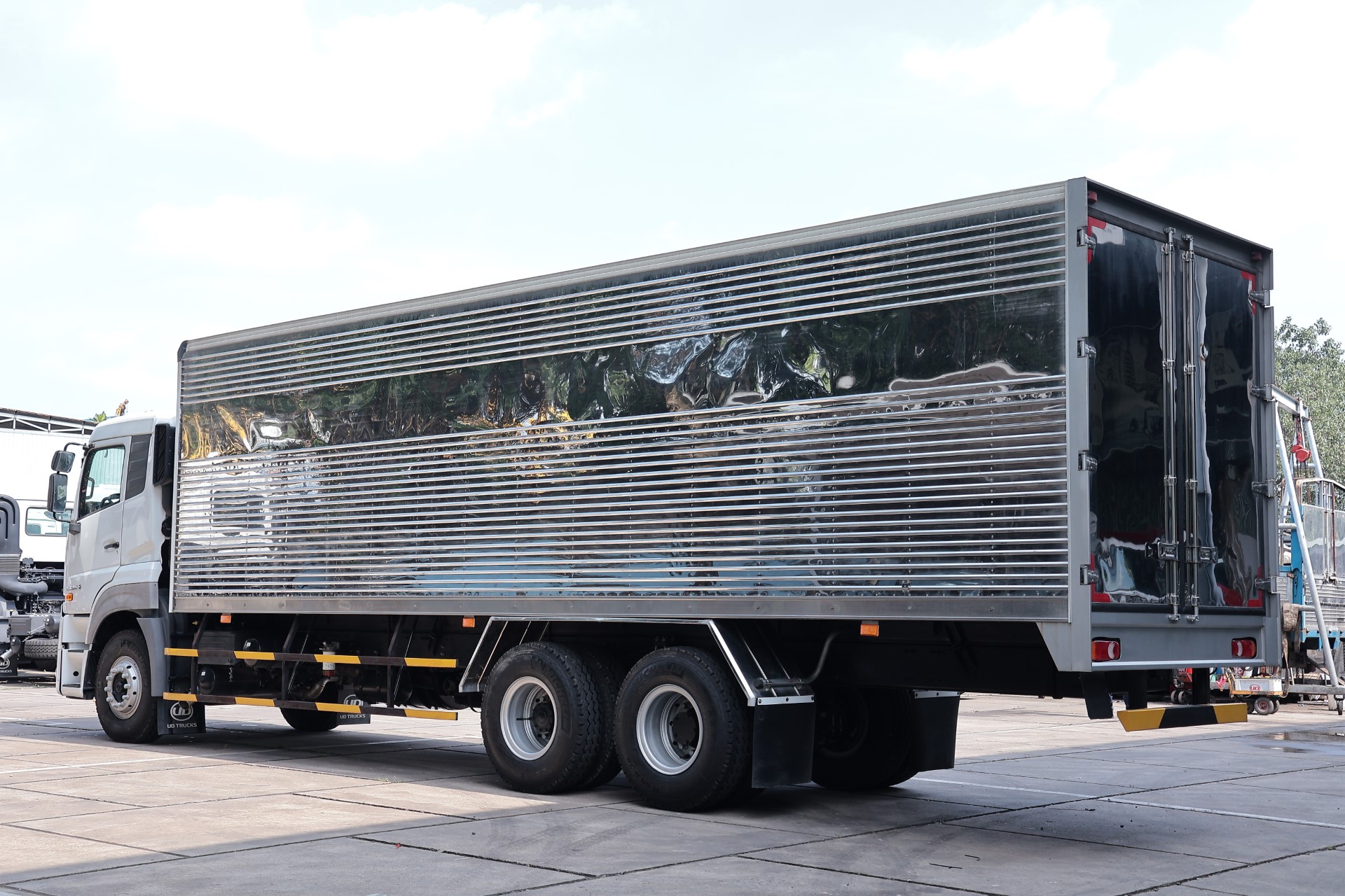Thùng Kín 6x2 CDE 280 - http://marketing.udtrucks.com.vn/file/udtrucks/CDE-280/Thung-Kin/photo/IMG_0479.jpg