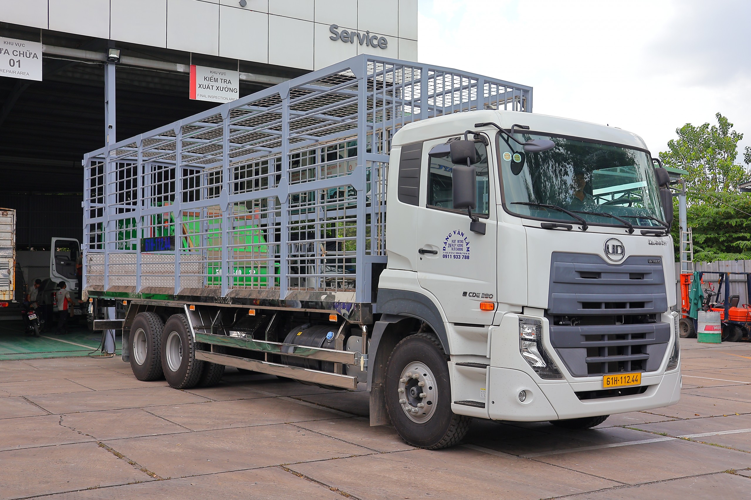 Xe chở gia cầm 6x2 CDE 280 - http://marketing.udtrucks.com.vn/file/udtrucks/CDE-280/Xe-Cho-Ga/photo/img_3383.jpg