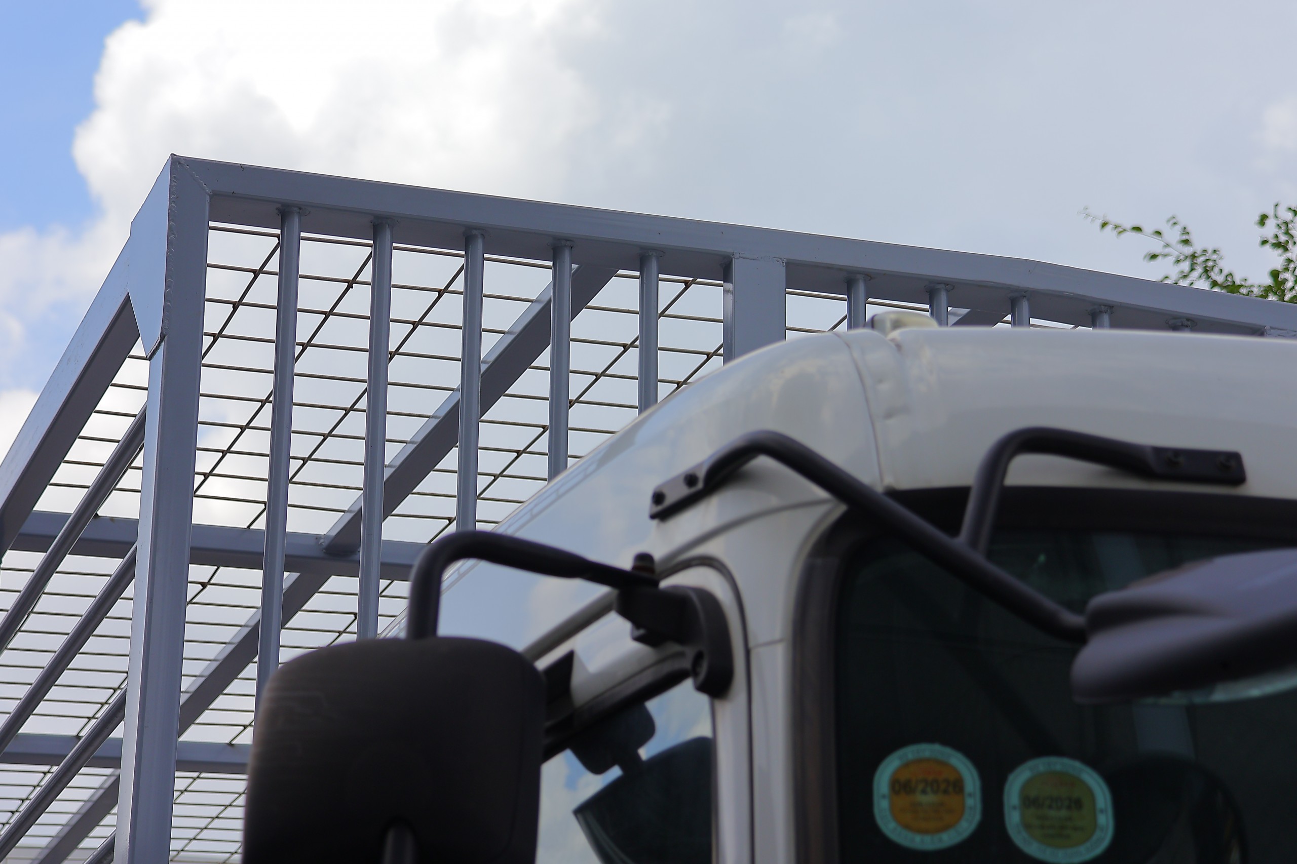 Xe chở gia cầm 6x2 CDE 280 - http://marketing.udtrucks.com.vn/file/udtrucks/CDE-280/Xe-Cho-Ga/photo/img_3402.jpg