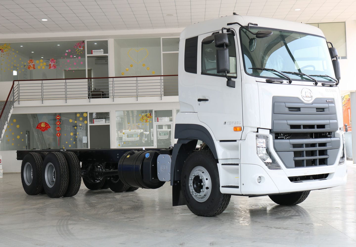 Chassis 6x2 CDE 280 - http://marketing.udtrucks.com.vn/file/udtrucks/CDE-280/photo/IMG_2688low.jpg