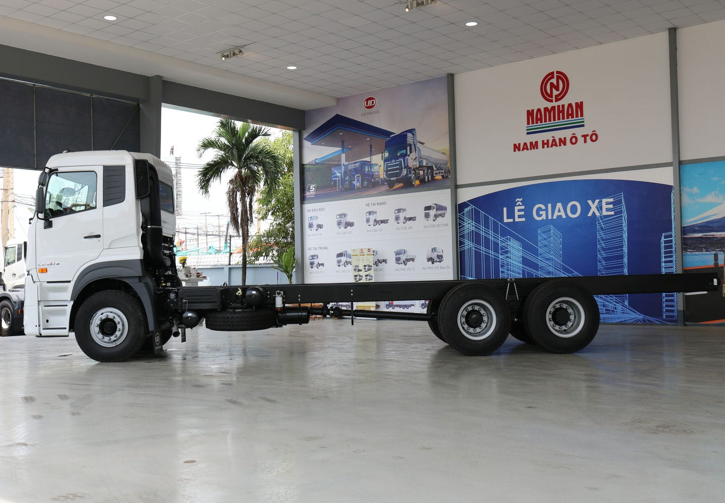 Chassis 6x2 CDE 280 - http://marketing.udtrucks.com.vn/file/udtrucks/CDE-280/photo/IMG_2692low.jpg