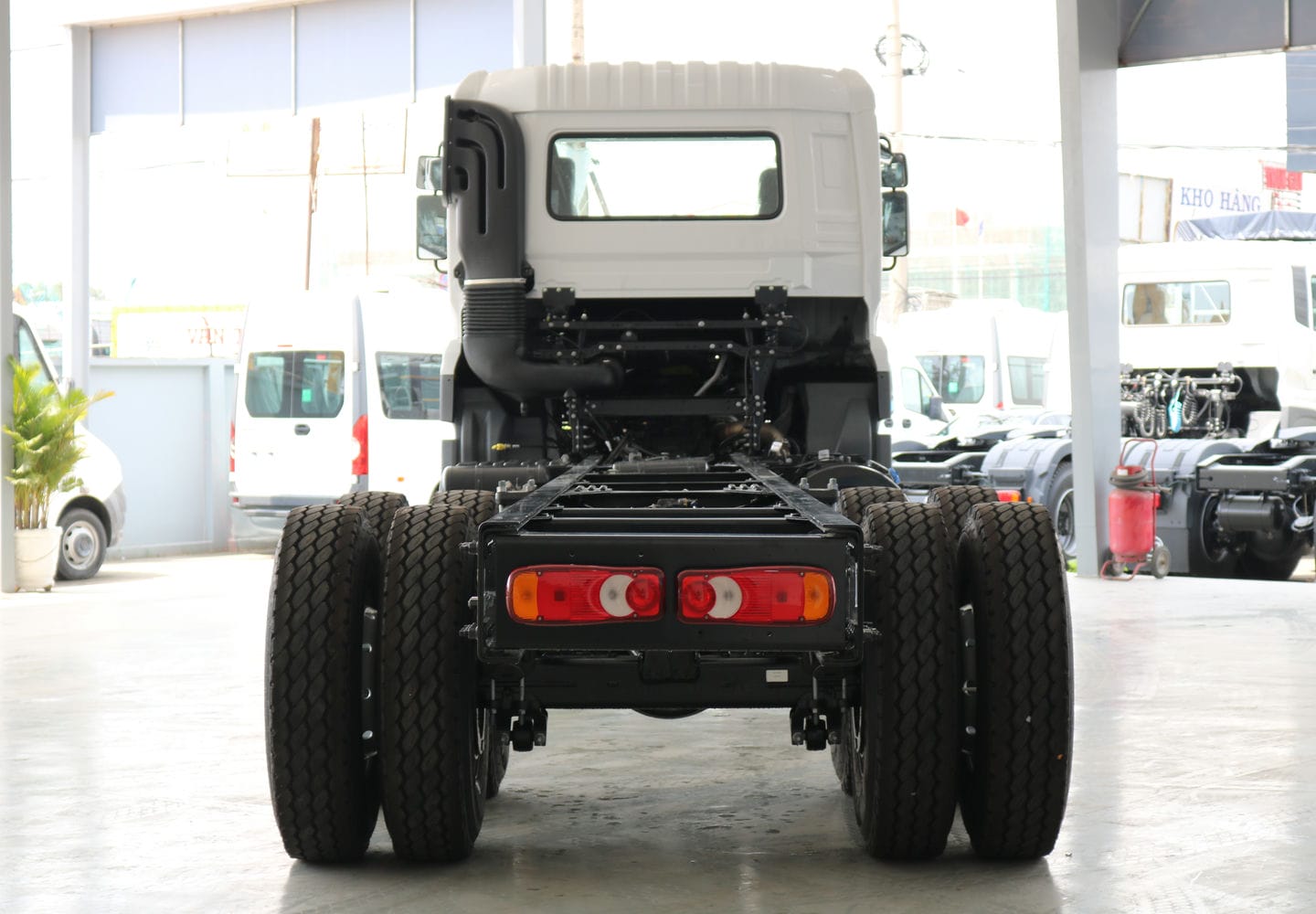 Chassis 6x2 CDE 280 - http://marketing.udtrucks.com.vn/file/udtrucks/CDE-280/photo/IMG_2699low.jpg
