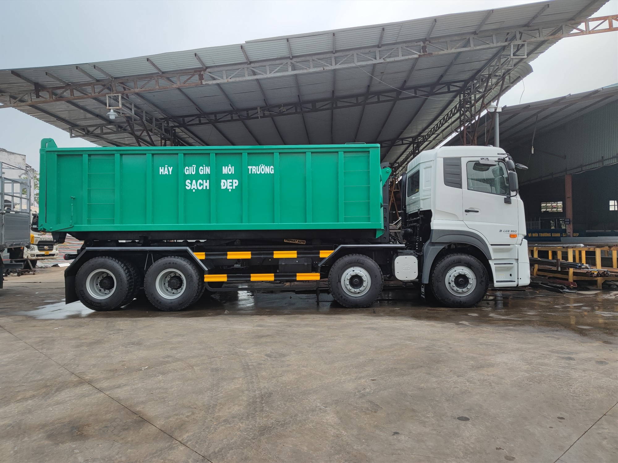 Hooklift 8x4 CGE 350 - http://marketing.udtrucks.com.vn/file/udtrucks/CGE-350/Arm-Roll/photo/IMG_20220727_151912.jpg