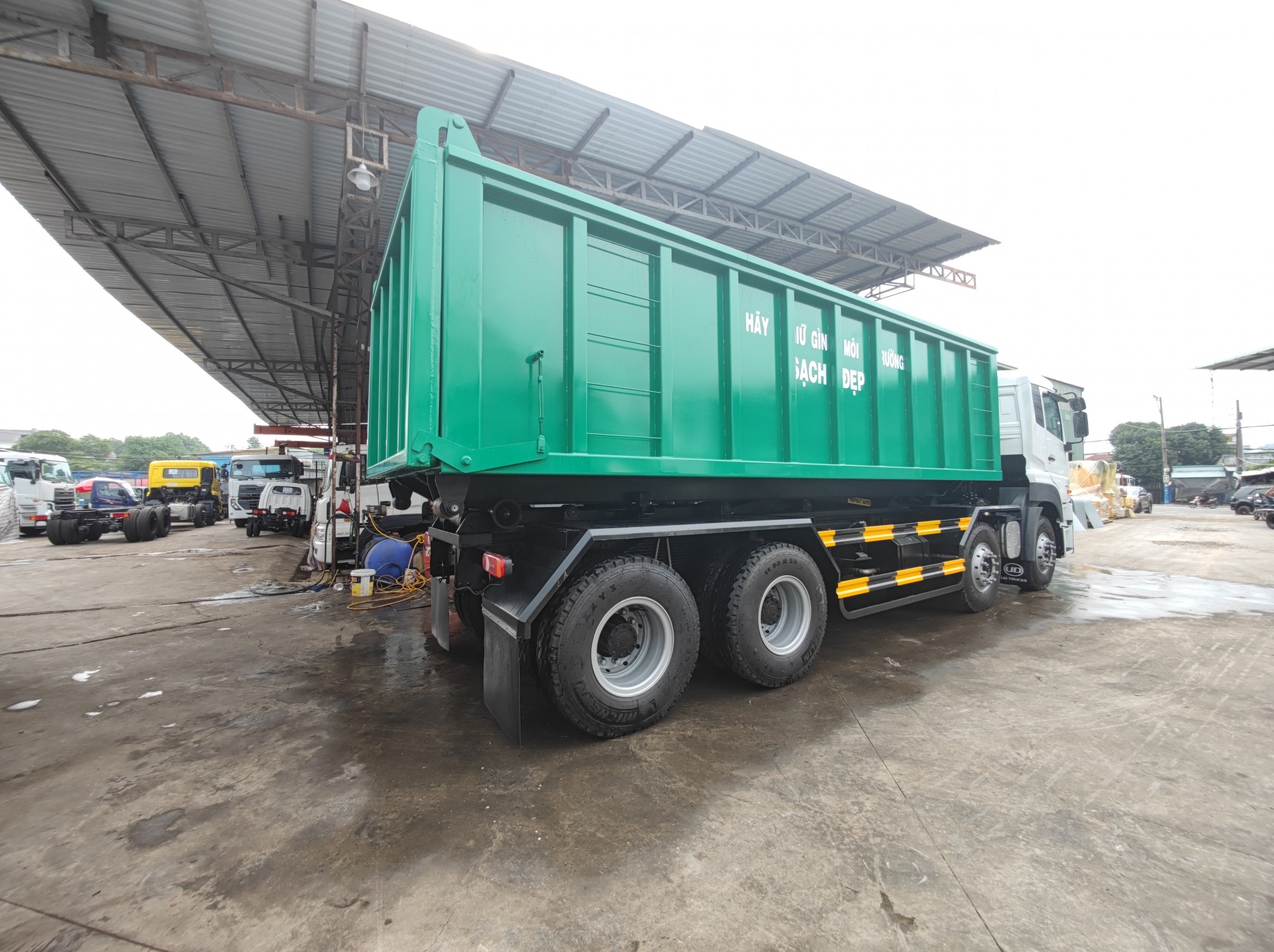 Hooklift 8x4 CGE 350 - http://marketing.udtrucks.com.vn/file/udtrucks/CGE-350/Arm-Roll/photo/IMG_20220727_152007.jpg