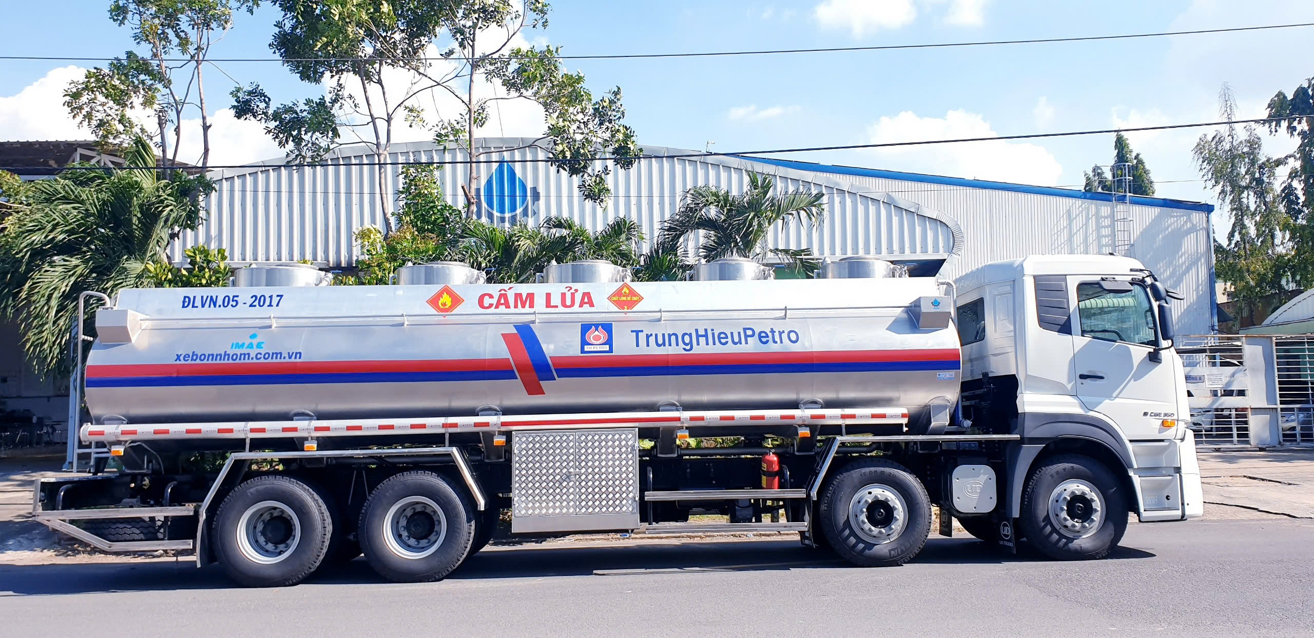 Bồn nhôm Imae 8x4 CGE 350 - http://marketing.udtrucks.com.vn/file/udtrucks/CGE-350/Bon-Xitec-Nhom-IMAE/photo/8x4_cge_350_xitec_nhom_imae_7.jpg