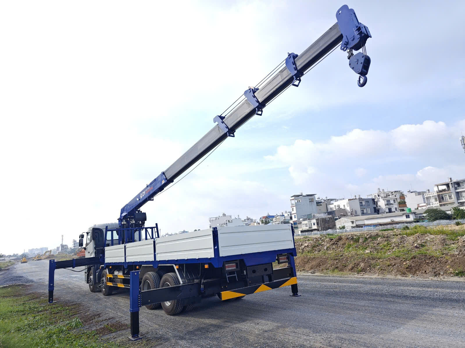 8x4 CGE 350 Cẩu DongYang SS2725LB - http://marketing.udtrucks.com.vn/file/udtrucks/CGE-350/Dongyang-SS2725LB/photo/1786169401965_4668912562854094576_g5144616896655904606_894a613dd.jpg