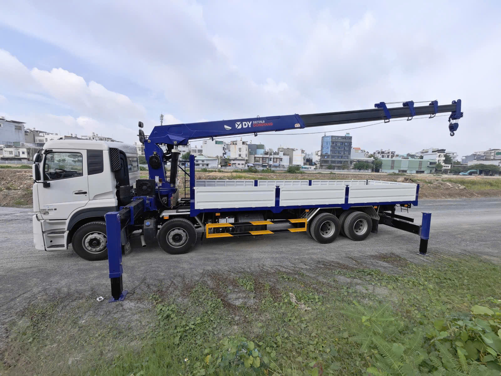 8x4 CGE 350 Cẩu DongYang SS2725LB - http://marketing.udtrucks.com.vn/file/udtrucks/CGE-350/Dongyang-SS2725LB/photo/1786169401988_4668912562854094576_g5144616896655904606_ff63bcb0c.jpg
