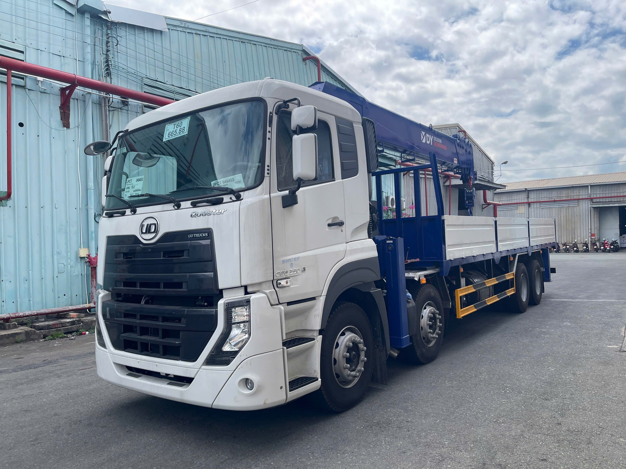 8x4 CGE 350 Cẩu Dongyang SS3506 - http://marketing.udtrucks.com.vn/file/udtrucks/CGE-350/Dongyang-SS3506/photo/2.jpg