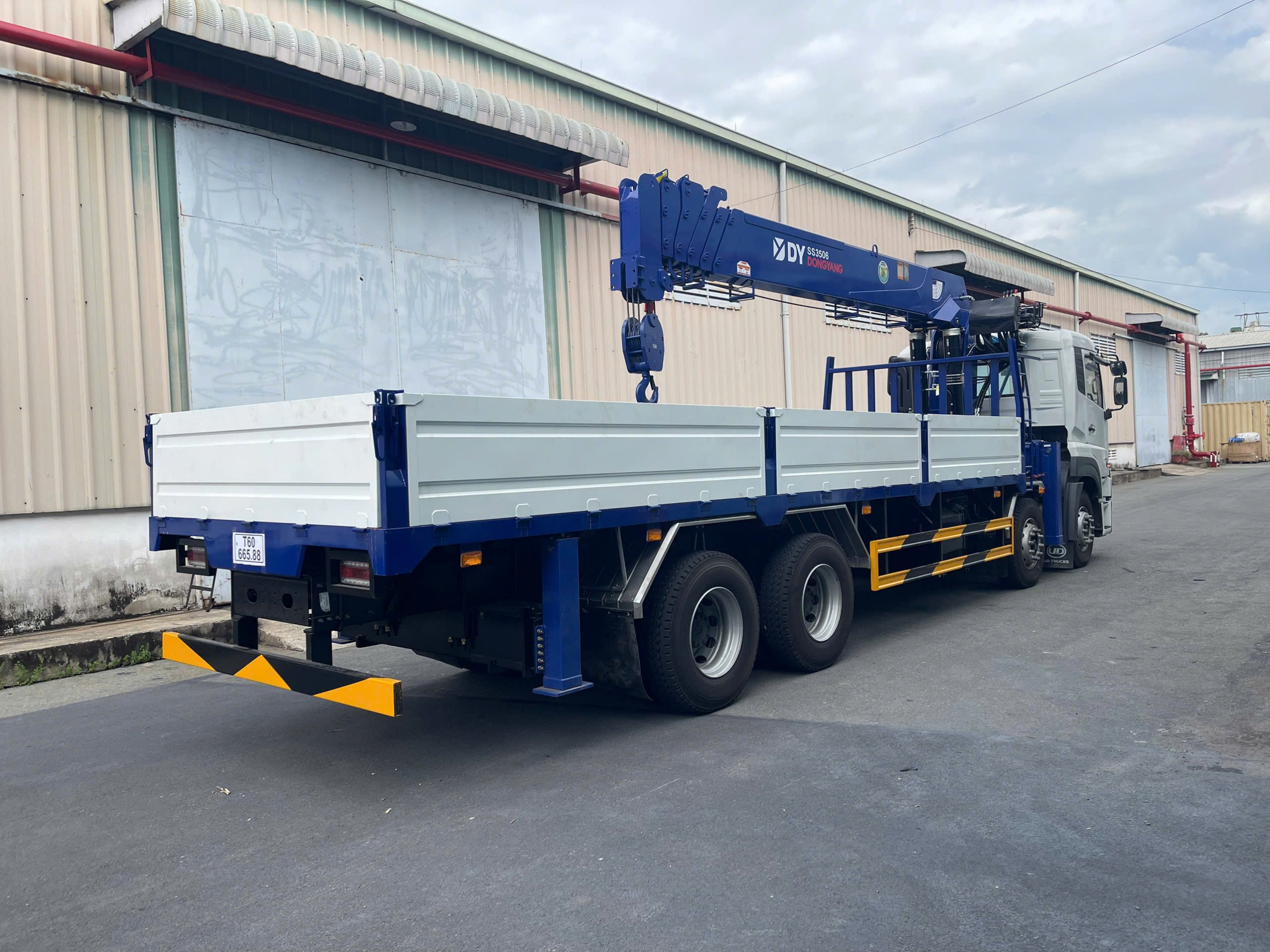 8x4 CGE 350 Cẩu Dongyang SS3506 - http://marketing.udtrucks.com.vn/file/udtrucks/CGE-350/Dongyang-SS3506/photo/3.jpg