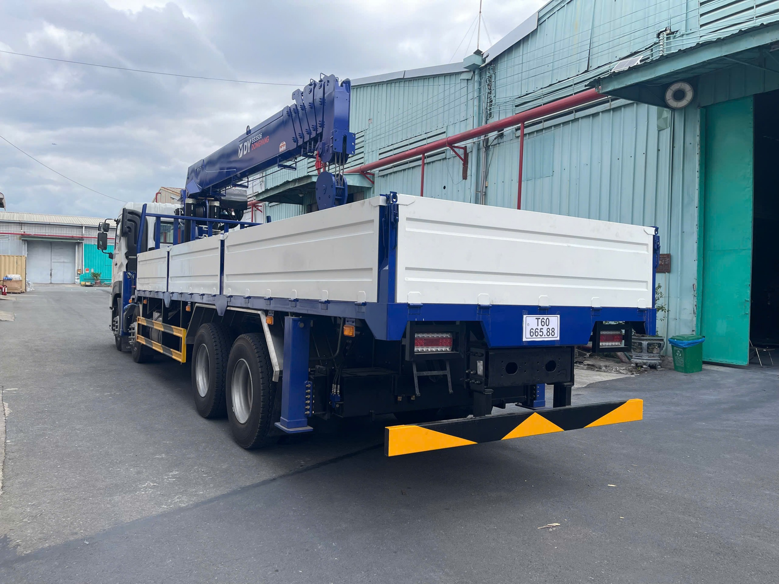 8x4 CGE 350 Cẩu Dongyang SS3506 - http://marketing.udtrucks.com.vn/file/udtrucks/CGE-350/Dongyang-SS3506/photo/4.jpg