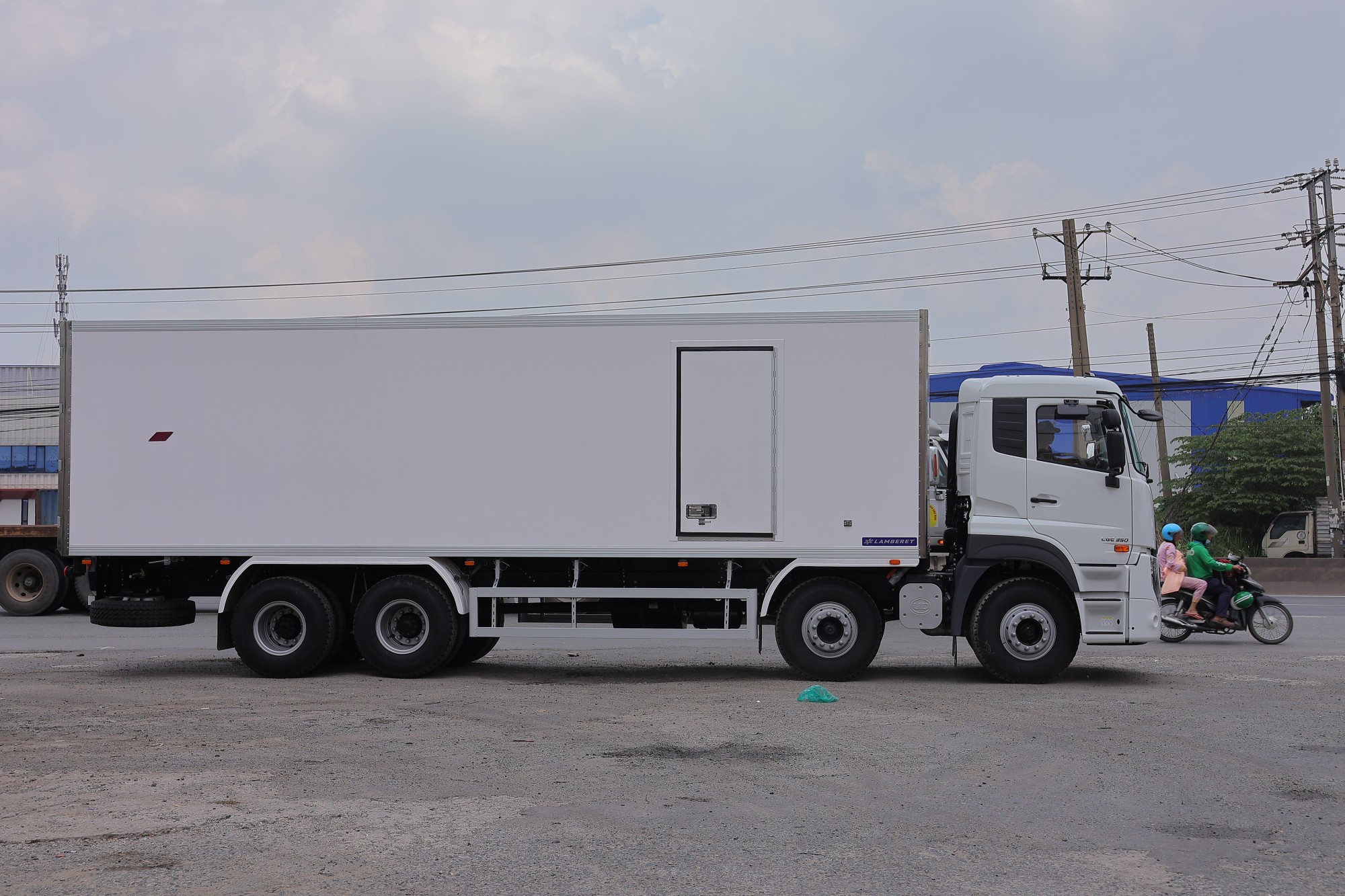 Thùng Bảo Ôn 8x4 CGE 350 LBR - http://marketing.udtrucks.com.vn/file/udtrucks/CGE-350/TDL-Lamberet/photo/IMG_0817.jpg