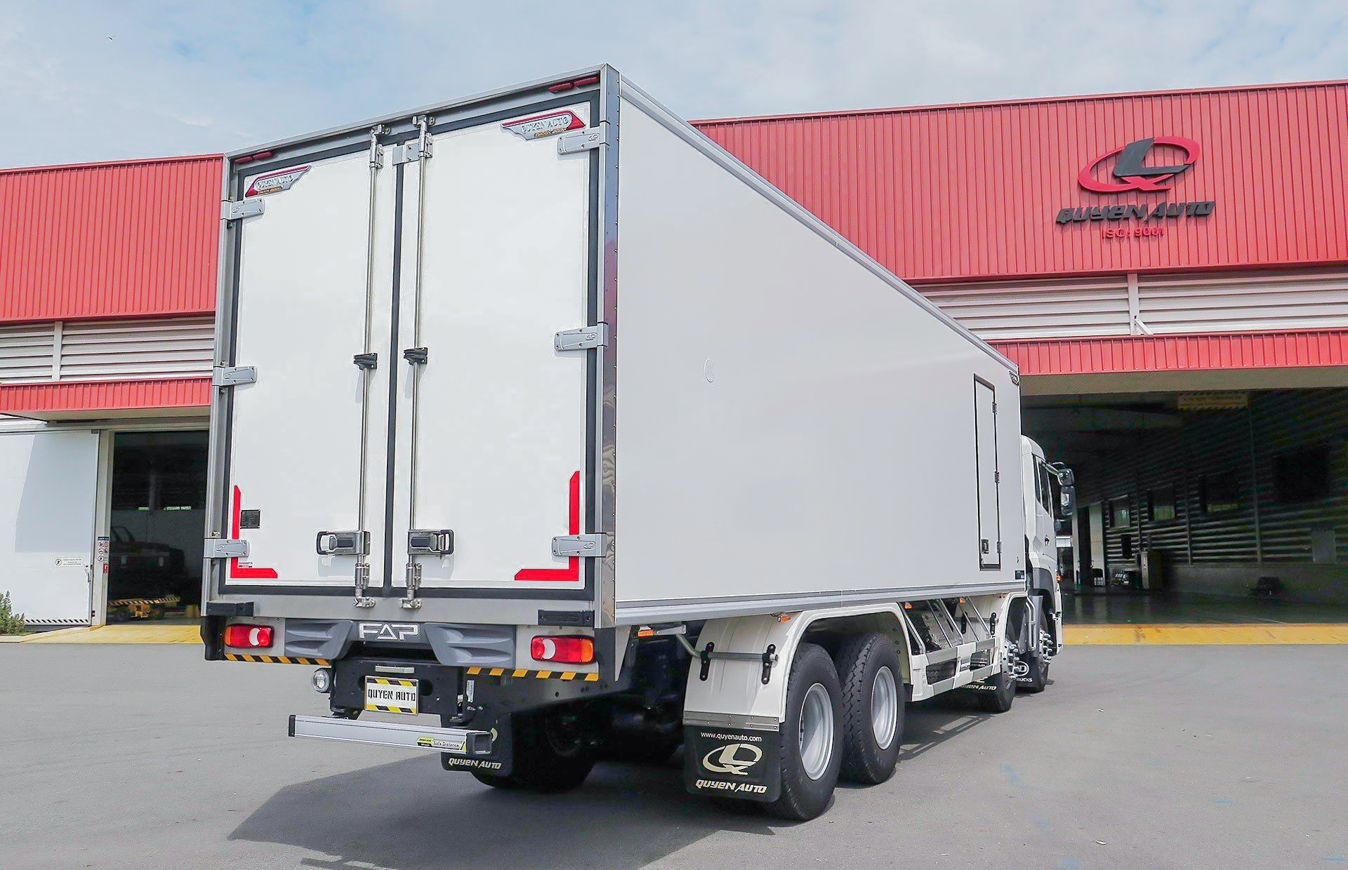 Thùng Đông Lạnh 8x4 CGE 350 Carrier - http://marketing.udtrucks.com.vn/file/udtrucks/CGE-350/TDL-Quyen-Carrier/photo/4.jpg