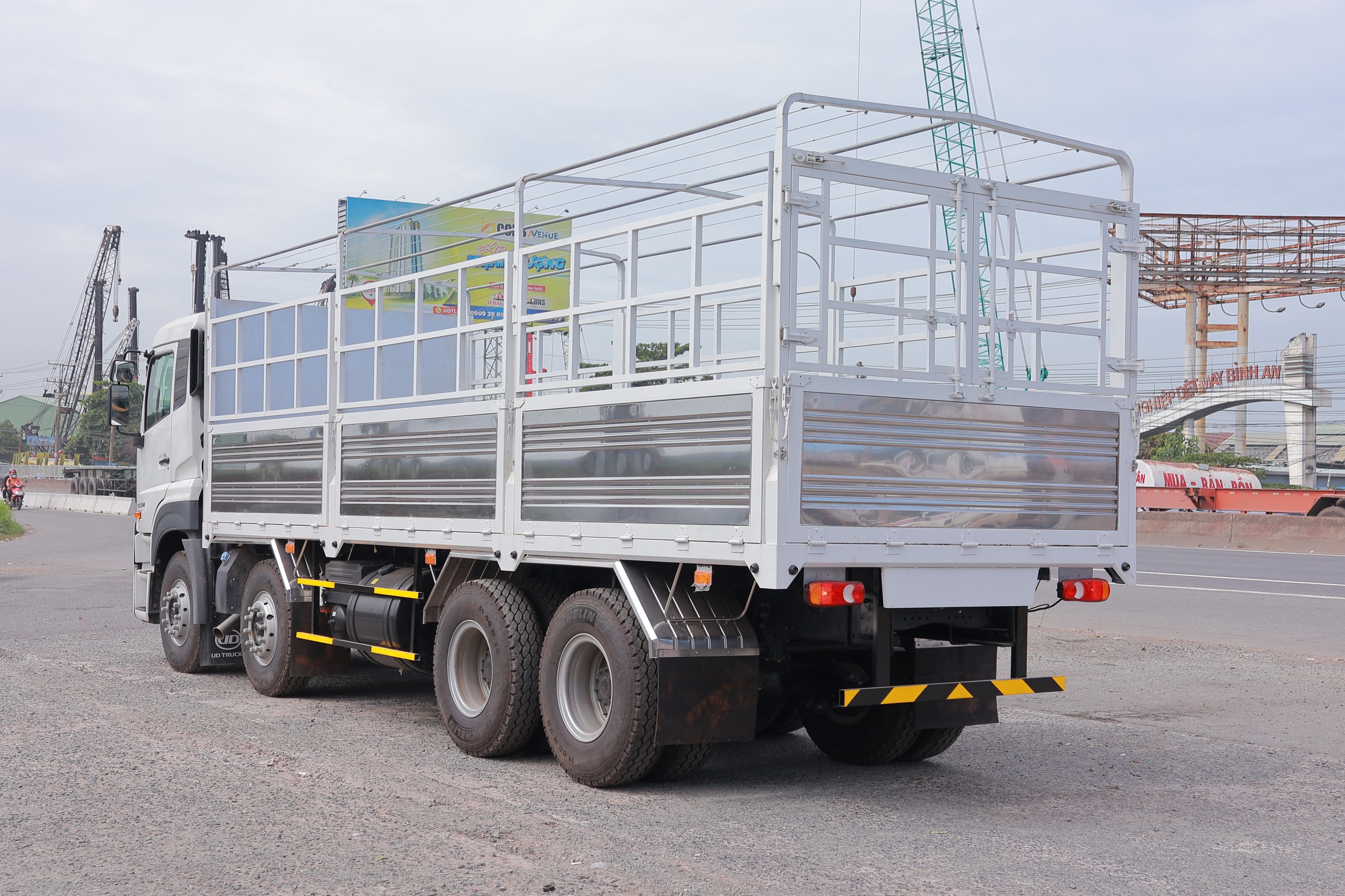 8x4 CGE 350 TMB 8m5 - http://marketing.udtrucks.com.vn/file/udtrucks/CGE-350/TMB-8500-IN/photo/img_1433.jpg