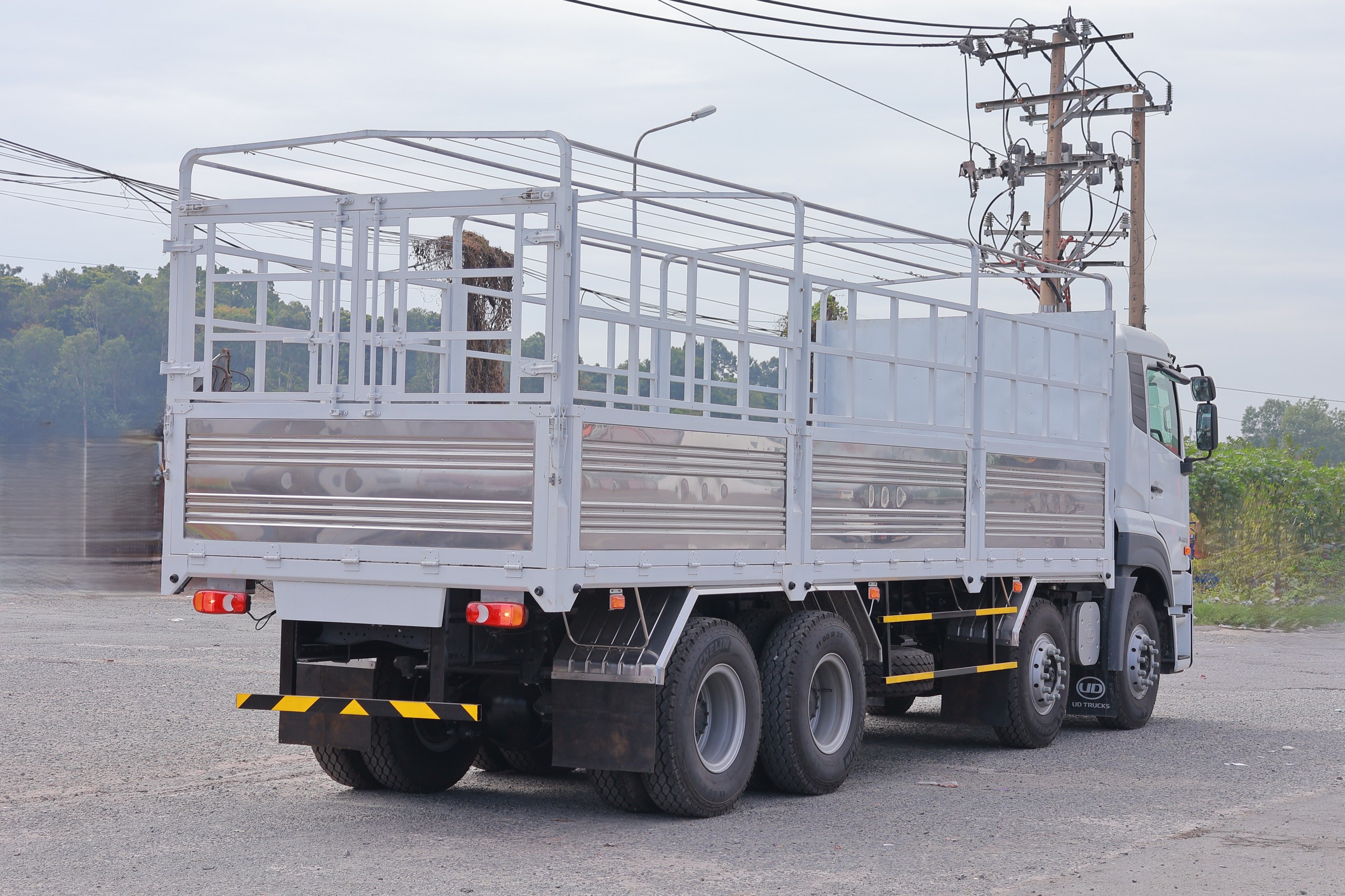 8x4 CGE 350 TMB 8m5 - http://marketing.udtrucks.com.vn/file/udtrucks/CGE-350/TMB-8500-IN/photo/img_1440.jpg