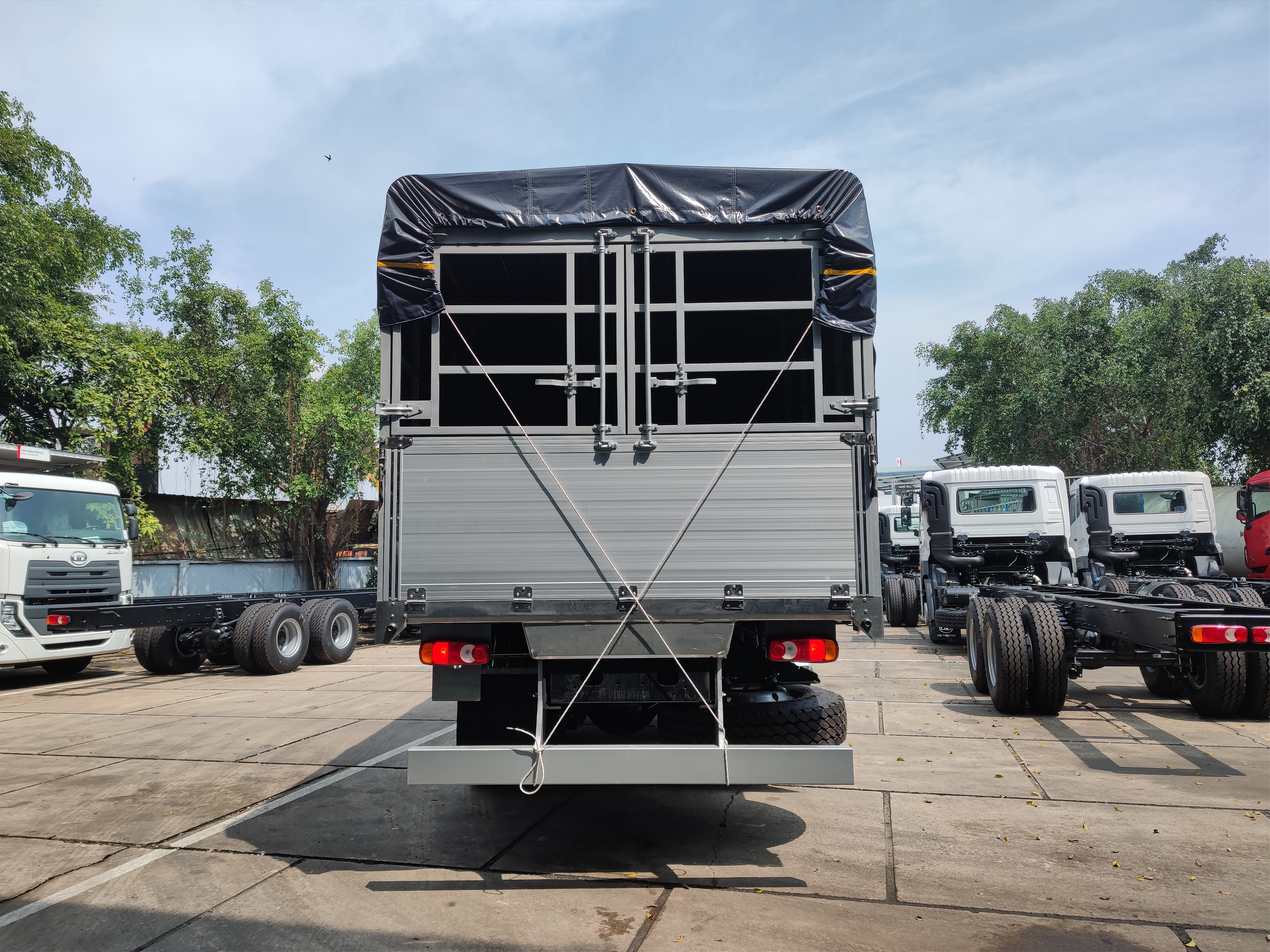TMB 8x4 CGE 350 - http://marketing.udtrucks.com.vn/file/udtrucks/CGE-350/TMB-9500/photo/IMG_20220727_100637.jpg