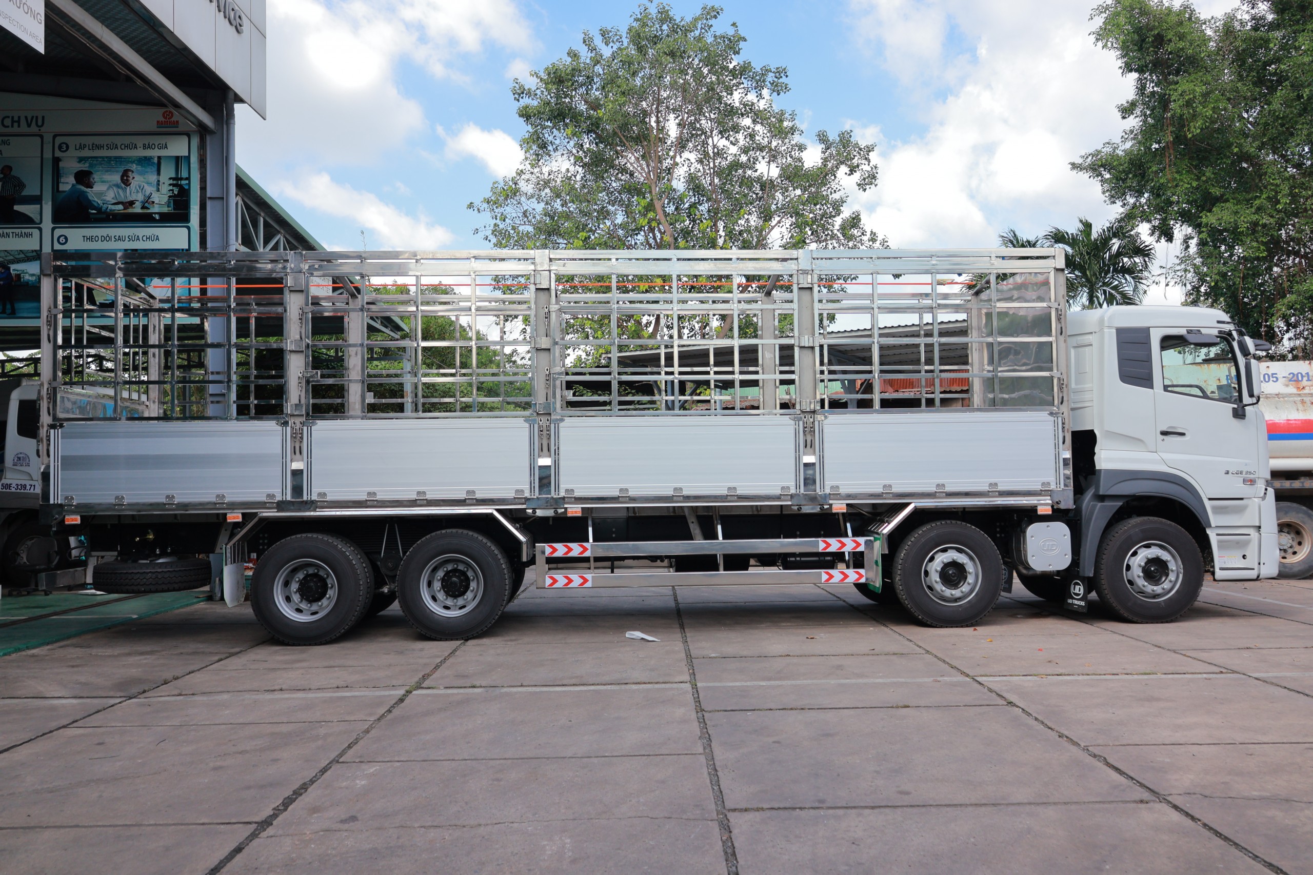 8x4 CGE 350 TMB 9m7 Inox TN - http://marketing.udtrucks.com.vn/file/udtrucks/CGE-350/TMB-9700-inox-TN/photo/img_6310.jpg