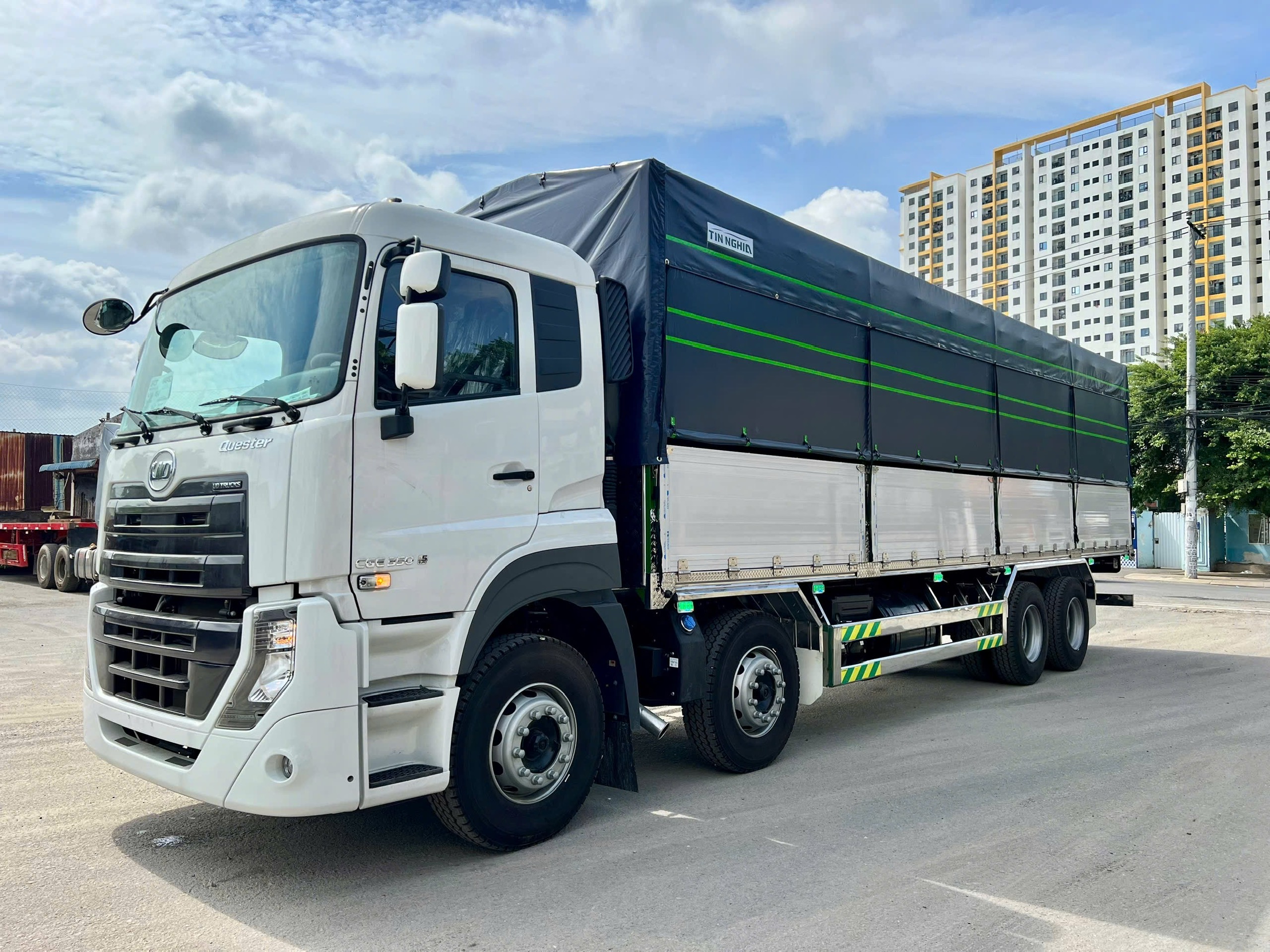 8x4 CGE 350 TMB TN - http://marketing.udtrucks.com.vn/file/udtrucks/CGE-350/TMB-OTTN/photo/1.jpg