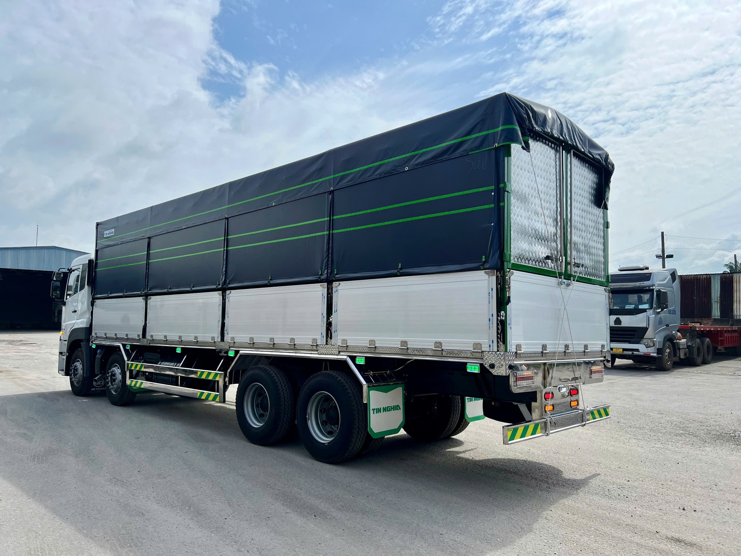 8x4 CGE 350 TMB TN - http://marketing.udtrucks.com.vn/file/udtrucks/CGE-350/TMB-OTTN/photo/1790568517977_4668912562854094576_4668912562854094576_e8a3893366.jpg