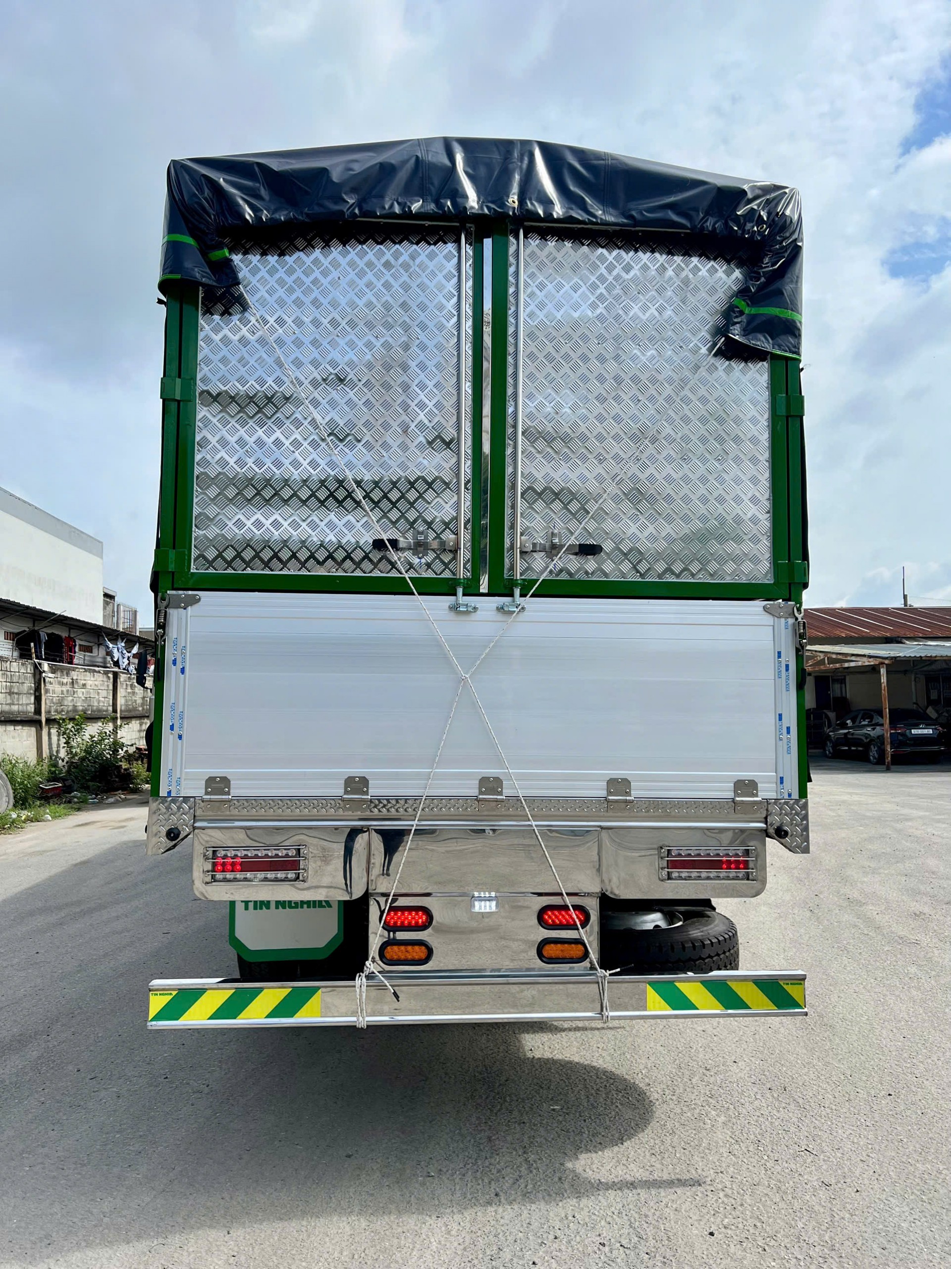 8x4 CGE 350 TMB TN - http://marketing.udtrucks.com.vn/file/udtrucks/CGE-350/TMB-OTTN/photo/1790568518069_4668912562854094576_4668912562854094576_2dcf2eb1e8.jpg