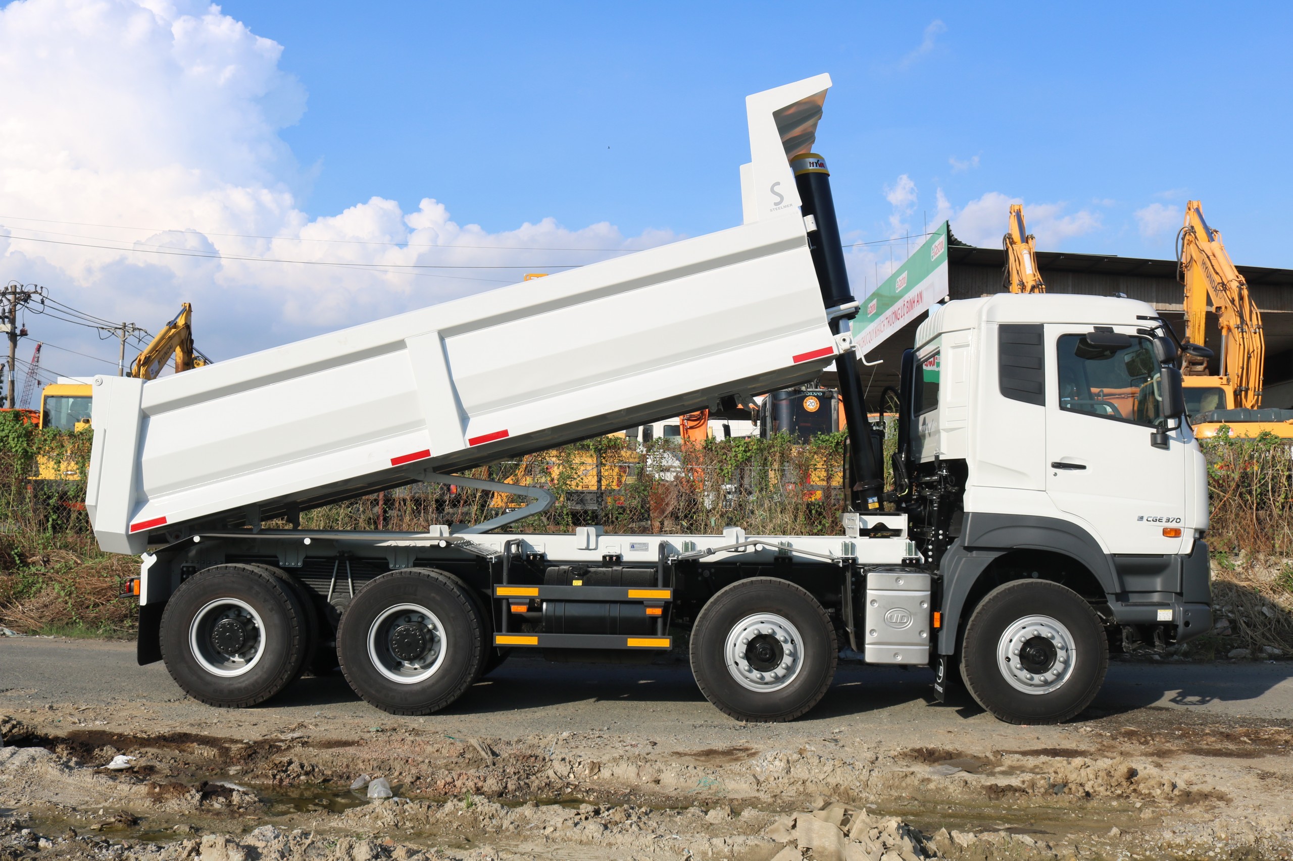 Xe Ben 8x4 CGE 370 14m³ - http://marketing.udtrucks.com.vn/file/udtrucks/CGE-350/Xe-Ben-14m3-e4/photo/img_0838.jpg