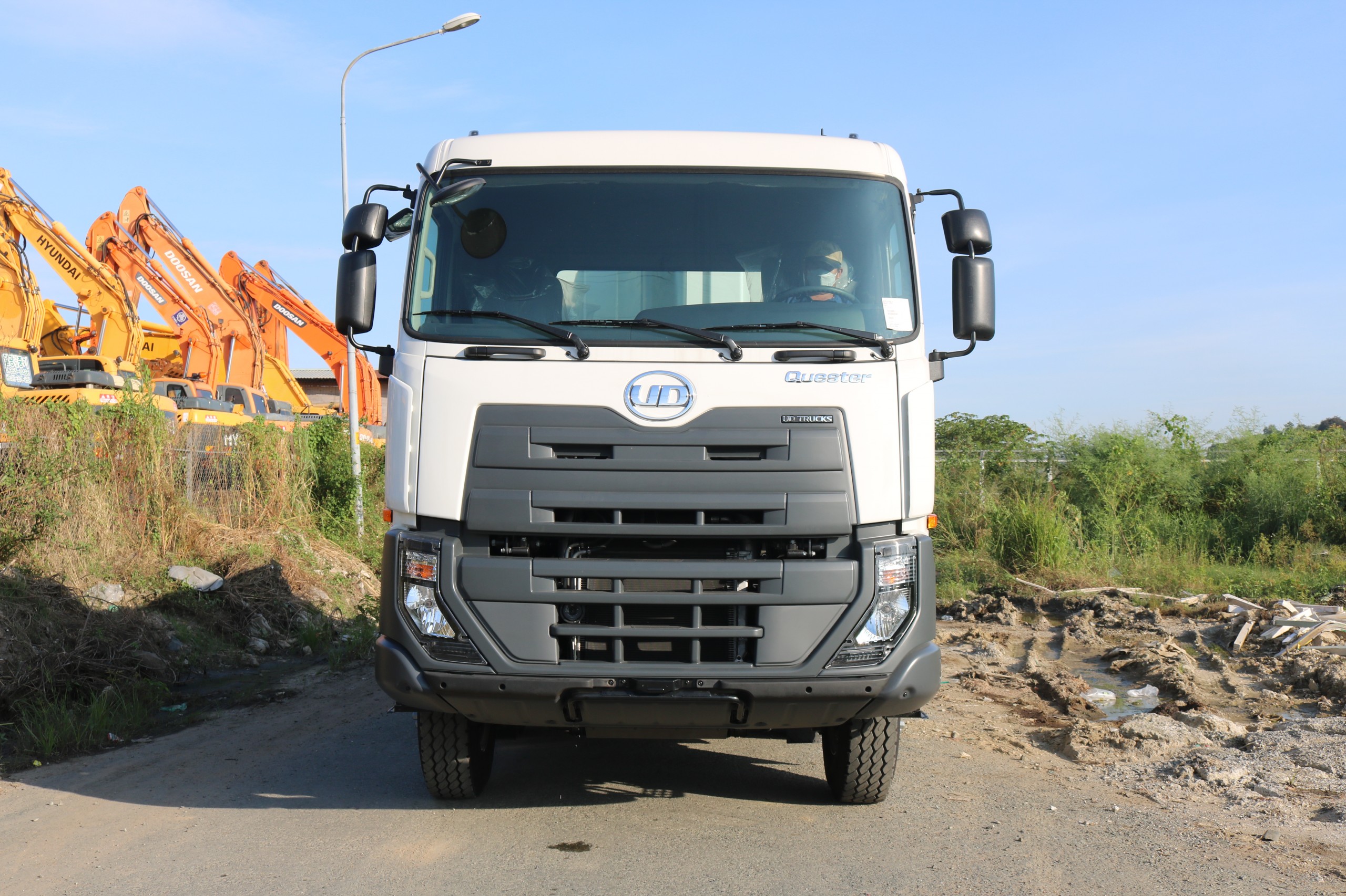 Xe Ben 8x4 CGE 370 14m³ - http://marketing.udtrucks.com.vn/file/udtrucks/CGE-350/Xe-Ben-14m3-e4/photo/img_0848.jpg