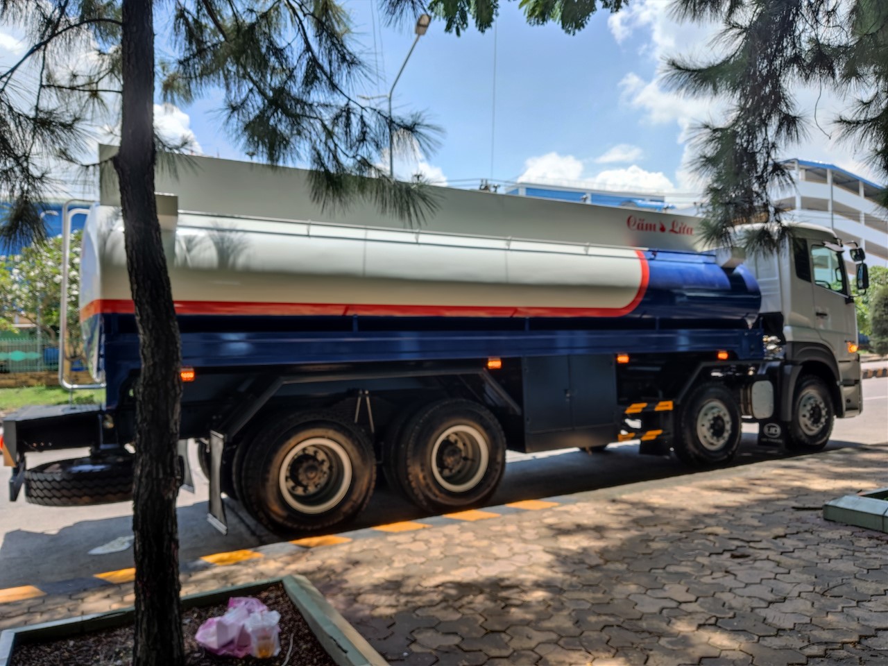 Bồn Xăng Dầu 8x4 CGE 350 - http://marketing.udtrucks.com.vn/file/udtrucks/CGE-350/Xitec/photo/IMG_20220624_121222.jpg