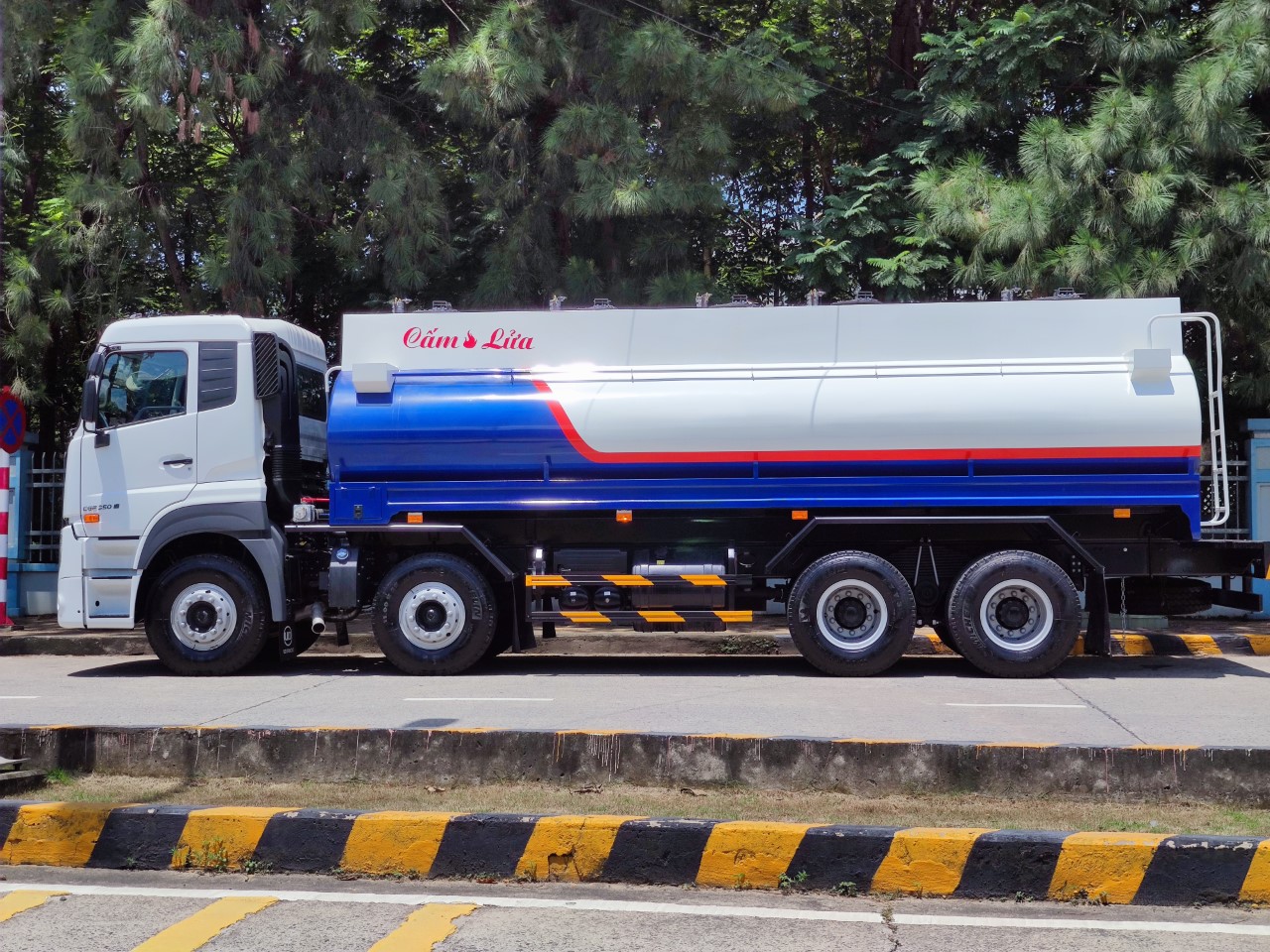 Bồn Xăng Dầu 8x4 CGE 350 - http://marketing.udtrucks.com.vn/file/udtrucks/CGE-350/Xitec/photo/IMG_20220624_121435.jpg