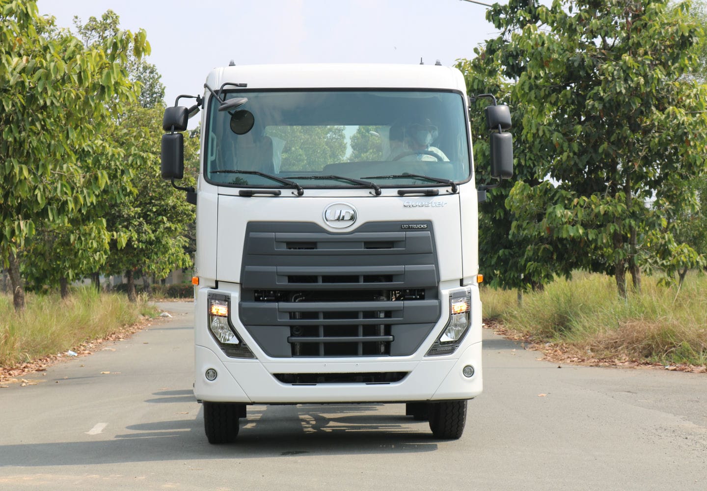 Chassis 8x4 CGE 350 - http://marketing.udtrucks.com.vn/file/udtrucks/CGE-350/photo/IMG_1914low.jpg