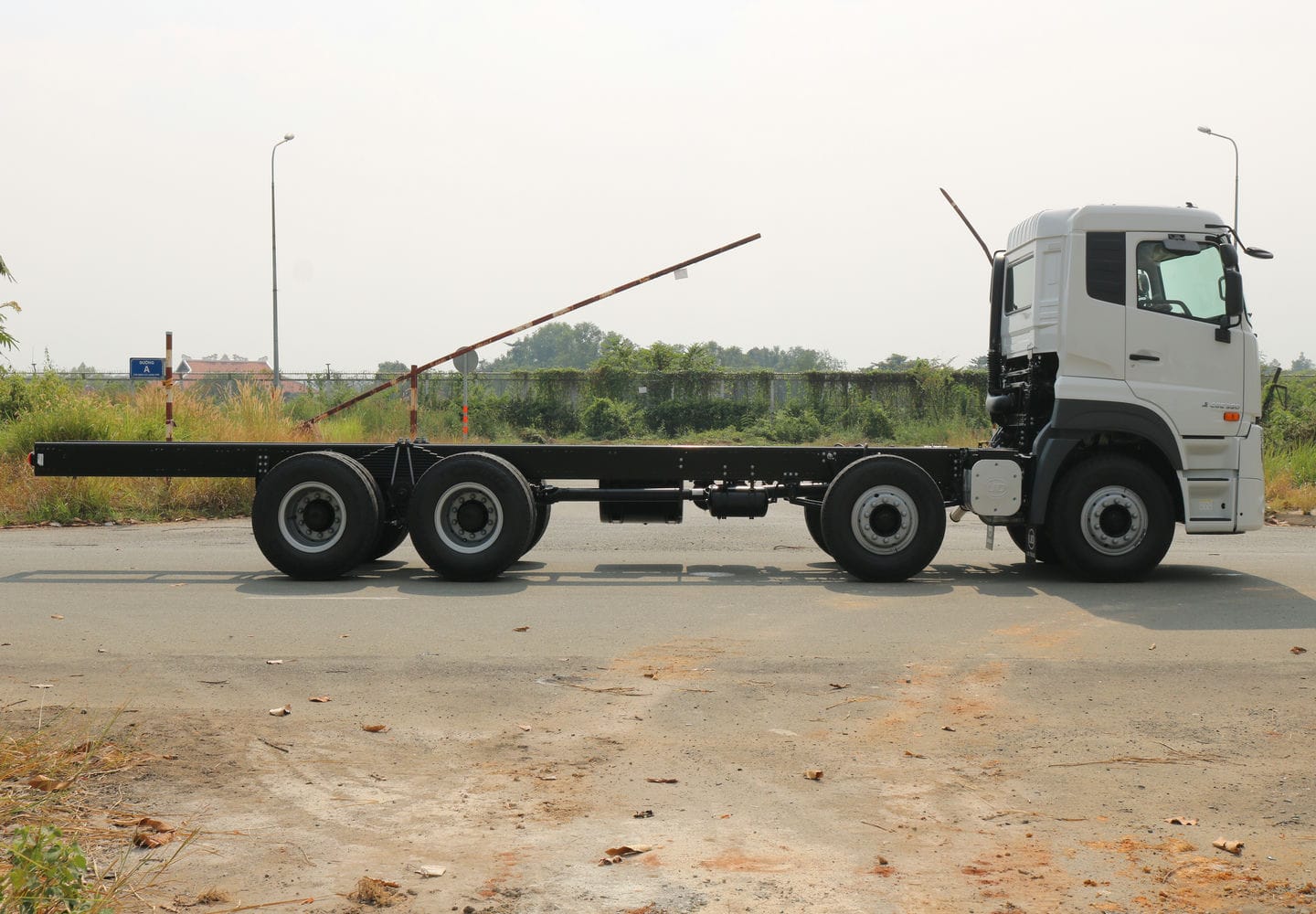 Chassis 8x4 CGE 350 - http://marketing.udtrucks.com.vn/file/udtrucks/CGE-350/photo/IMG_1931low.jpg