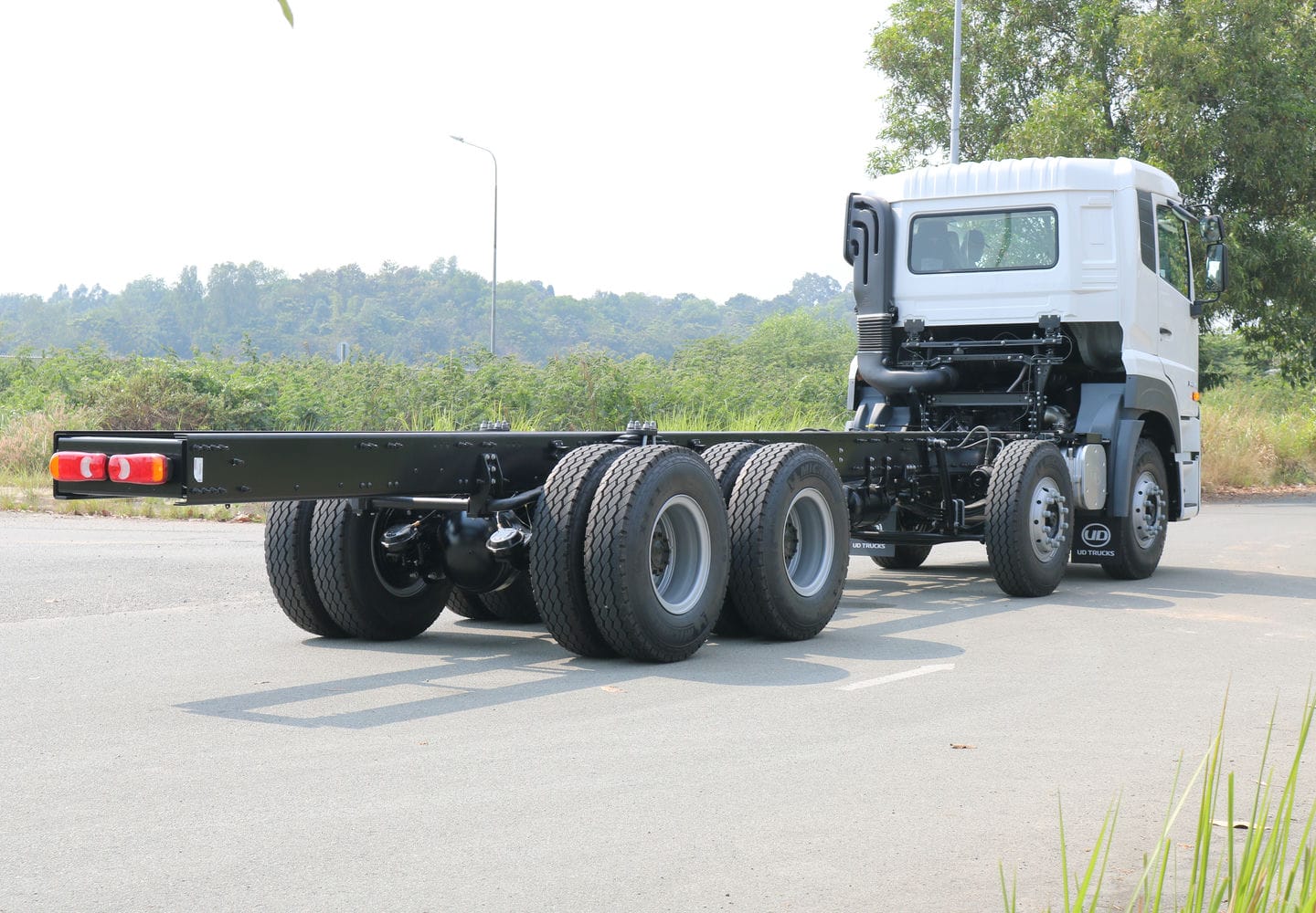 Chassis 8x4 CGE 350 - http://marketing.udtrucks.com.vn/file/udtrucks/CGE-350/photo/IMG_1939low.jpg