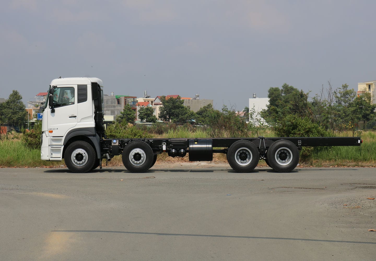 Chassis 8x4 CGE 350 - http://marketing.udtrucks.com.vn/file/udtrucks/CGE-350/photo/IMG_1951low.jpg