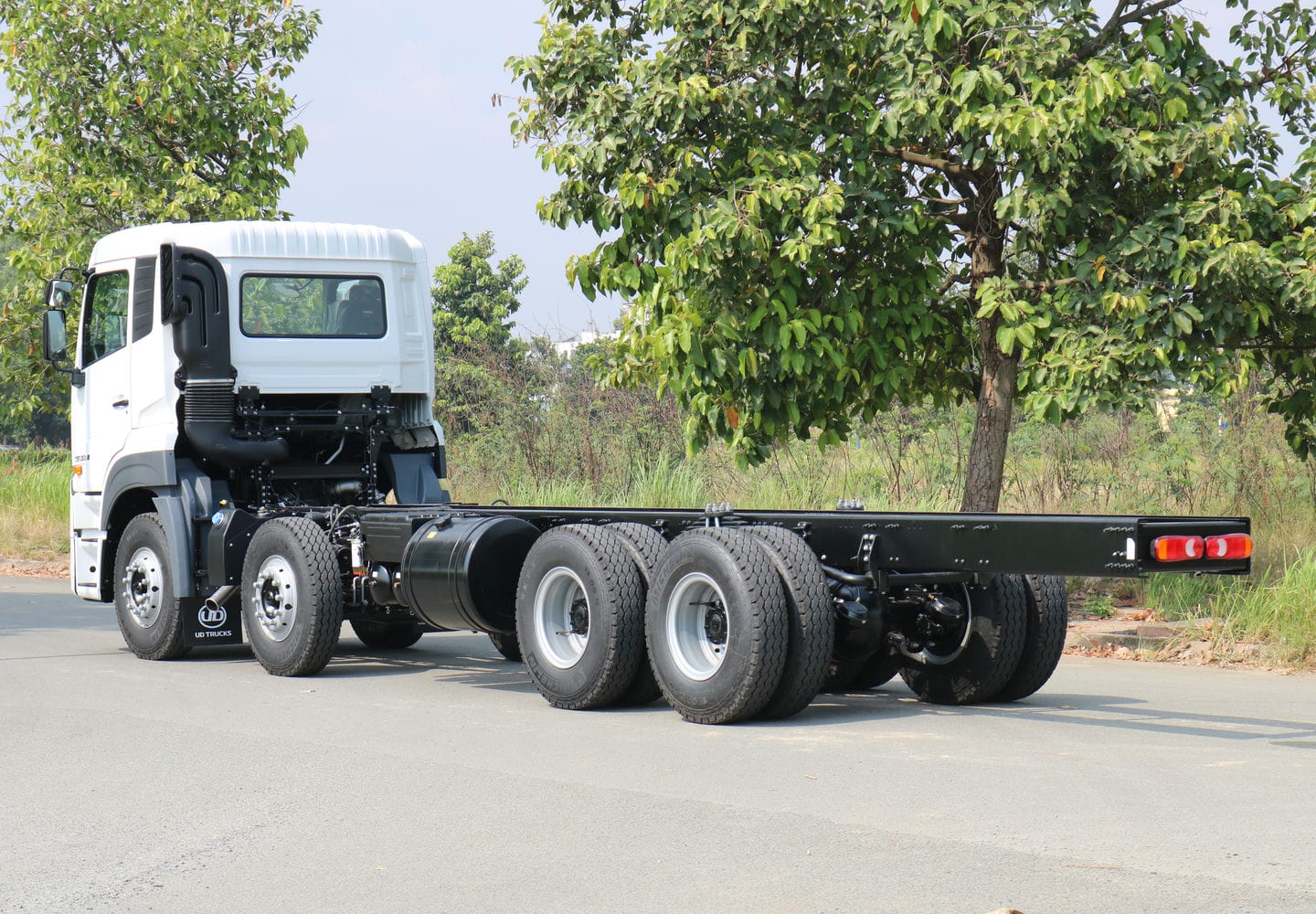 Chassis 8x4 CGE 350 - http://marketing.udtrucks.com.vn/file/udtrucks/CGE-350/photo/IMG_1952low.jpg