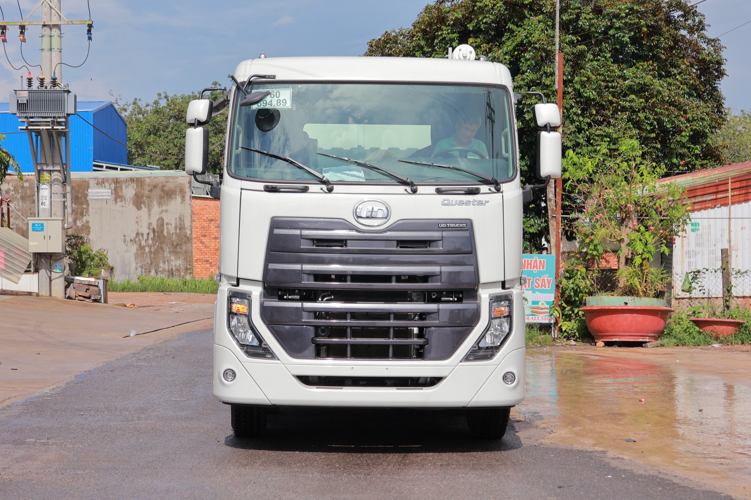 8x4 CGE 350 Bồn Cám 2026 - http://marketing.udtrucks.com.vn/file/udtrucks/CGE-350/v2026-Bon-Cam/photo/img_6379.jpg