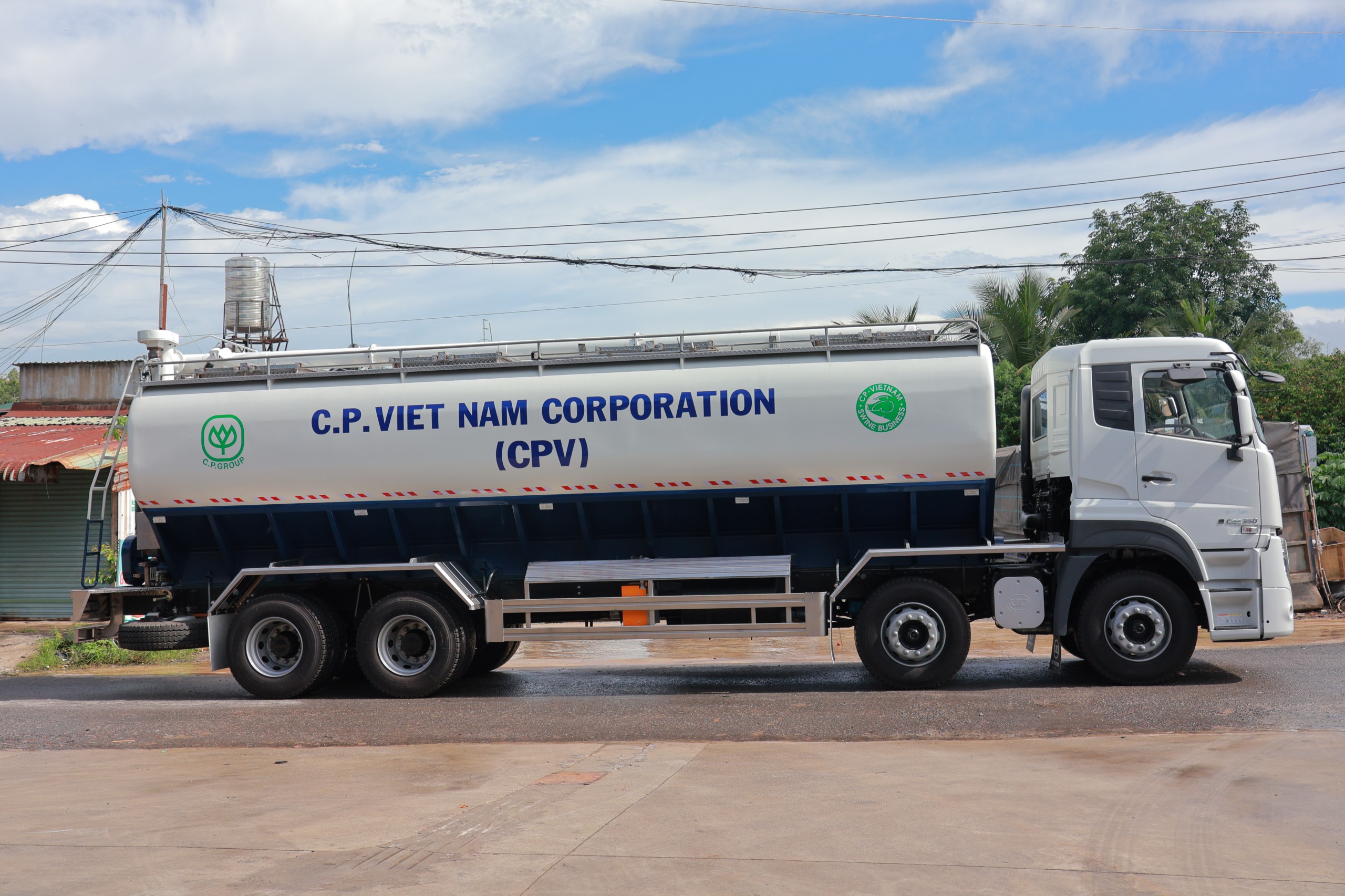 8x4 CGE 350 Bồn Cám 2026 - http://marketing.udtrucks.com.vn/file/udtrucks/CGE-350/v2026-Bon-Cam/photo/img_6385.jpg