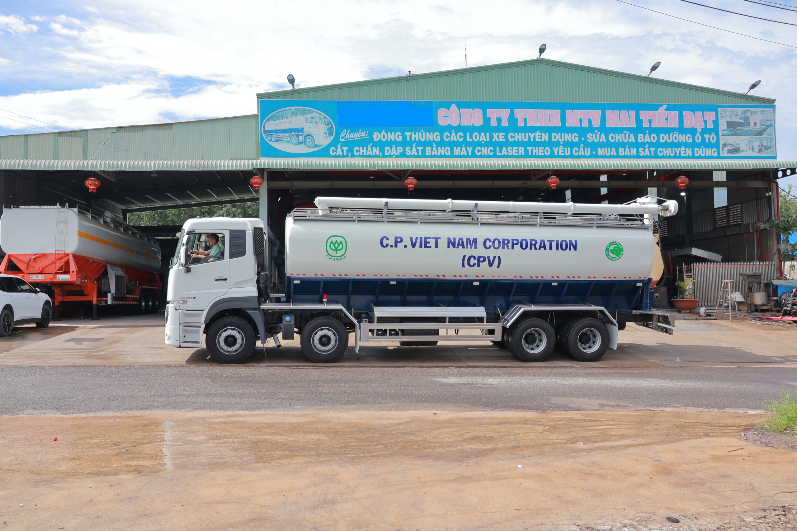 8x4 CGE 350 Bồn Cám 2026 - http://marketing.udtrucks.com.vn/file/udtrucks/CGE-350/v2026-Bon-Cam/photo/img_6403.jpg