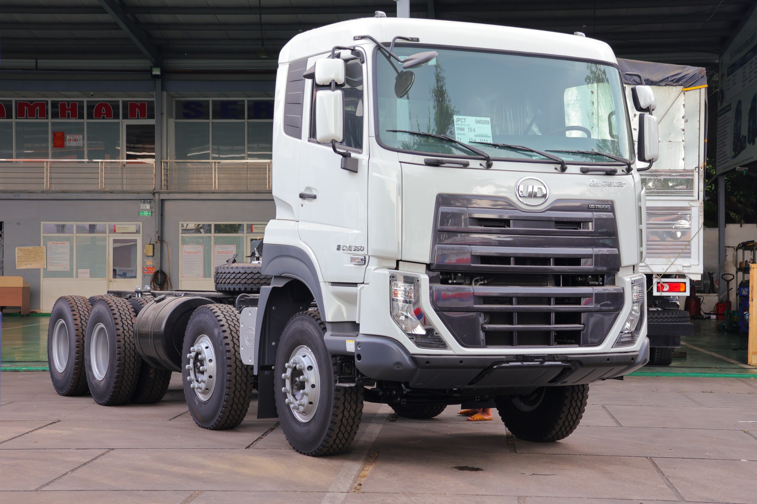 Chassis 8x4 CGE 350 WB4600 - http://marketing.udtrucks.com.vn/file/udtrucks/CGE-350/v2026-WB4600/photo/img_5178.jpg