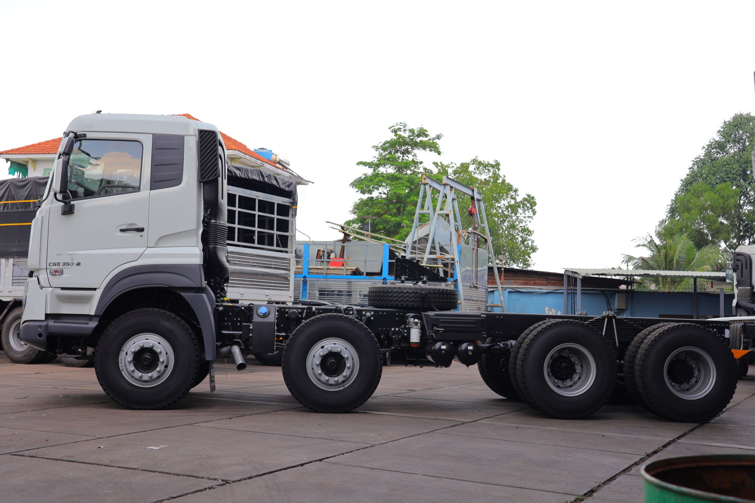 Chassis 8x4 CGE 350 WB4600 - http://marketing.udtrucks.com.vn/file/udtrucks/CGE-350/v2026-WB4600/photo/img_5186.jpg
