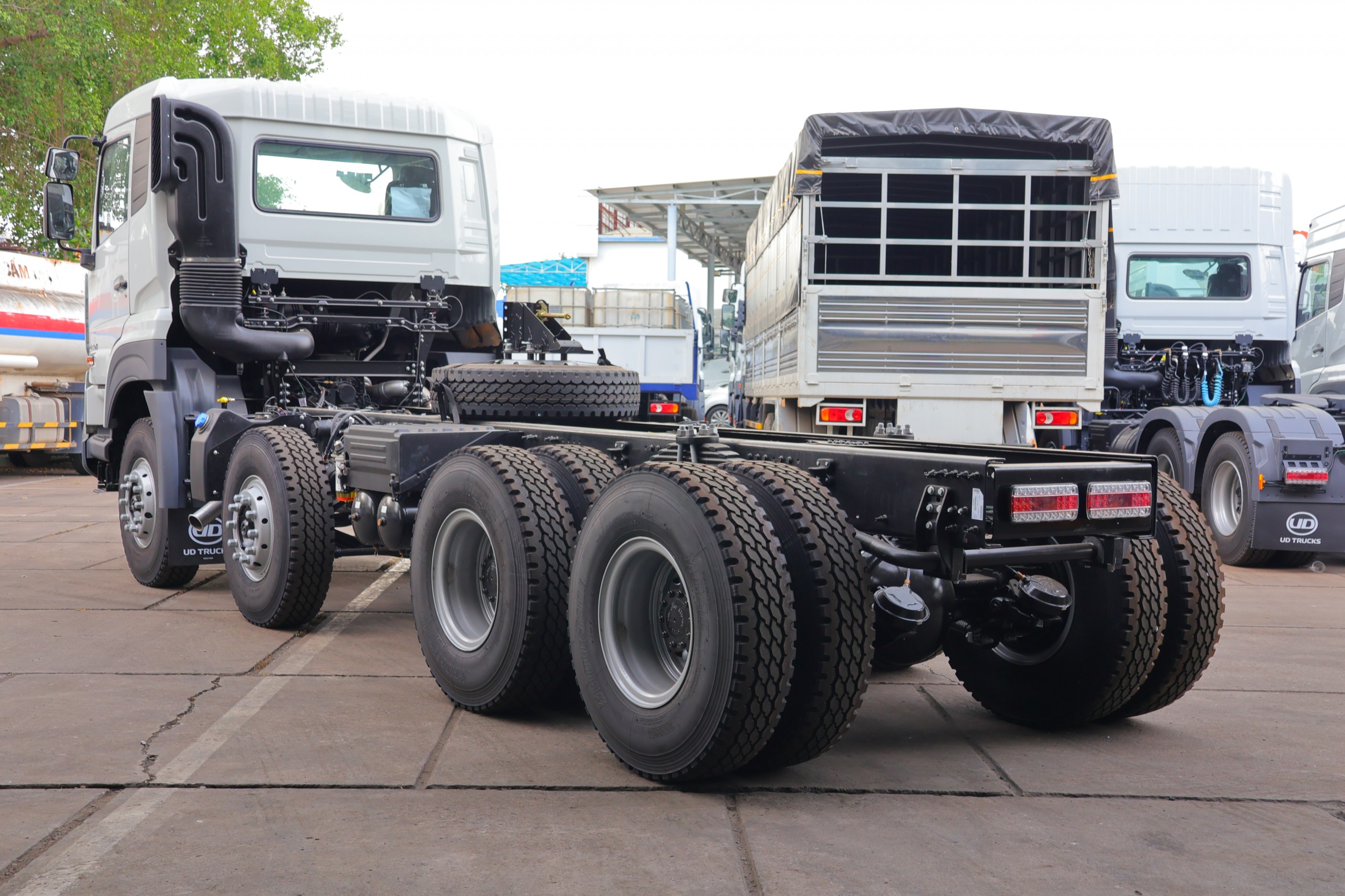Chassis 8x4 CGE 350 WB4600 - http://marketing.udtrucks.com.vn/file/udtrucks/CGE-350/v2026-WB4600/photo/img_5189.jpg