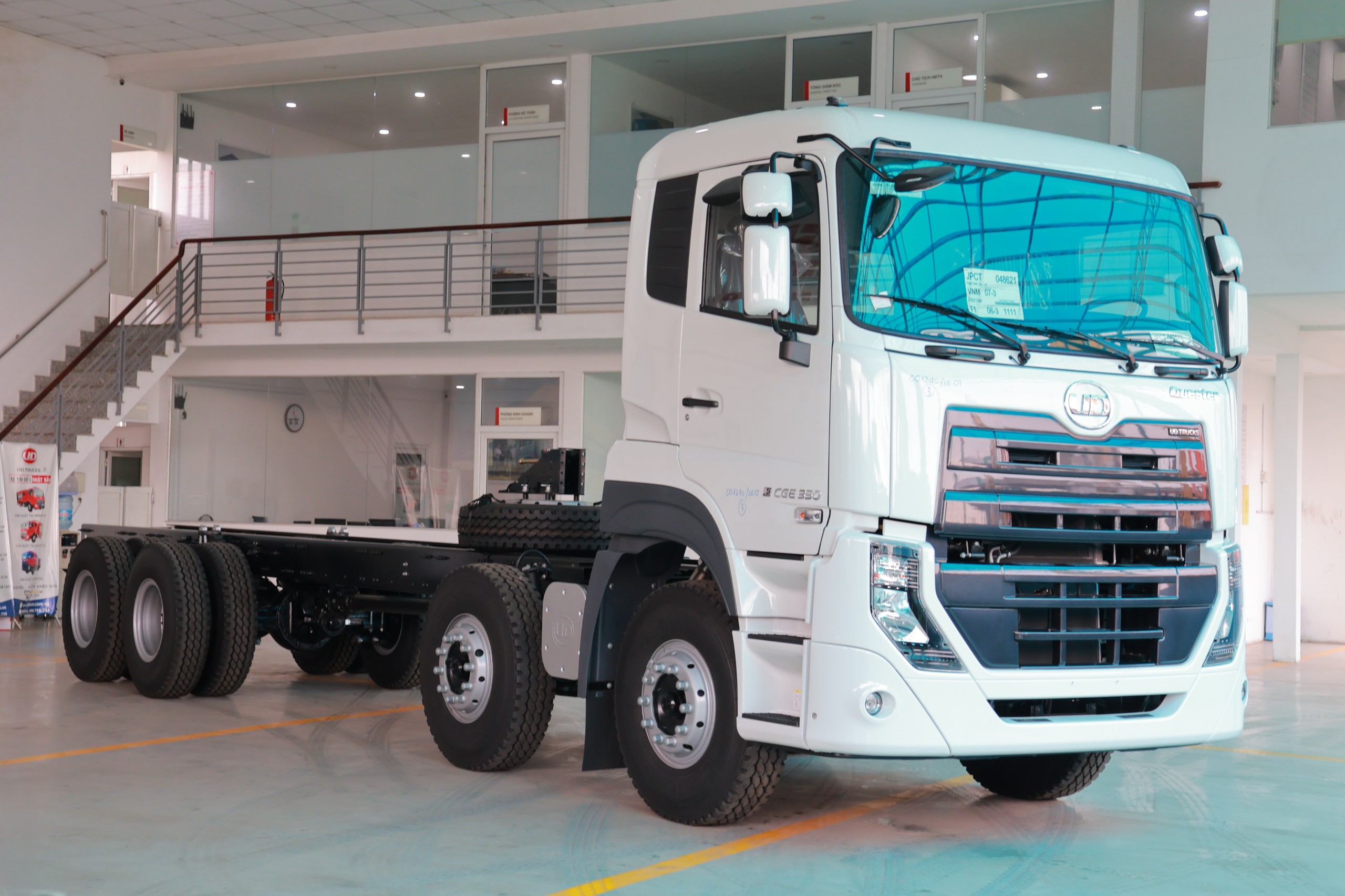 Chassis 8x4 CGE 350 WB6800